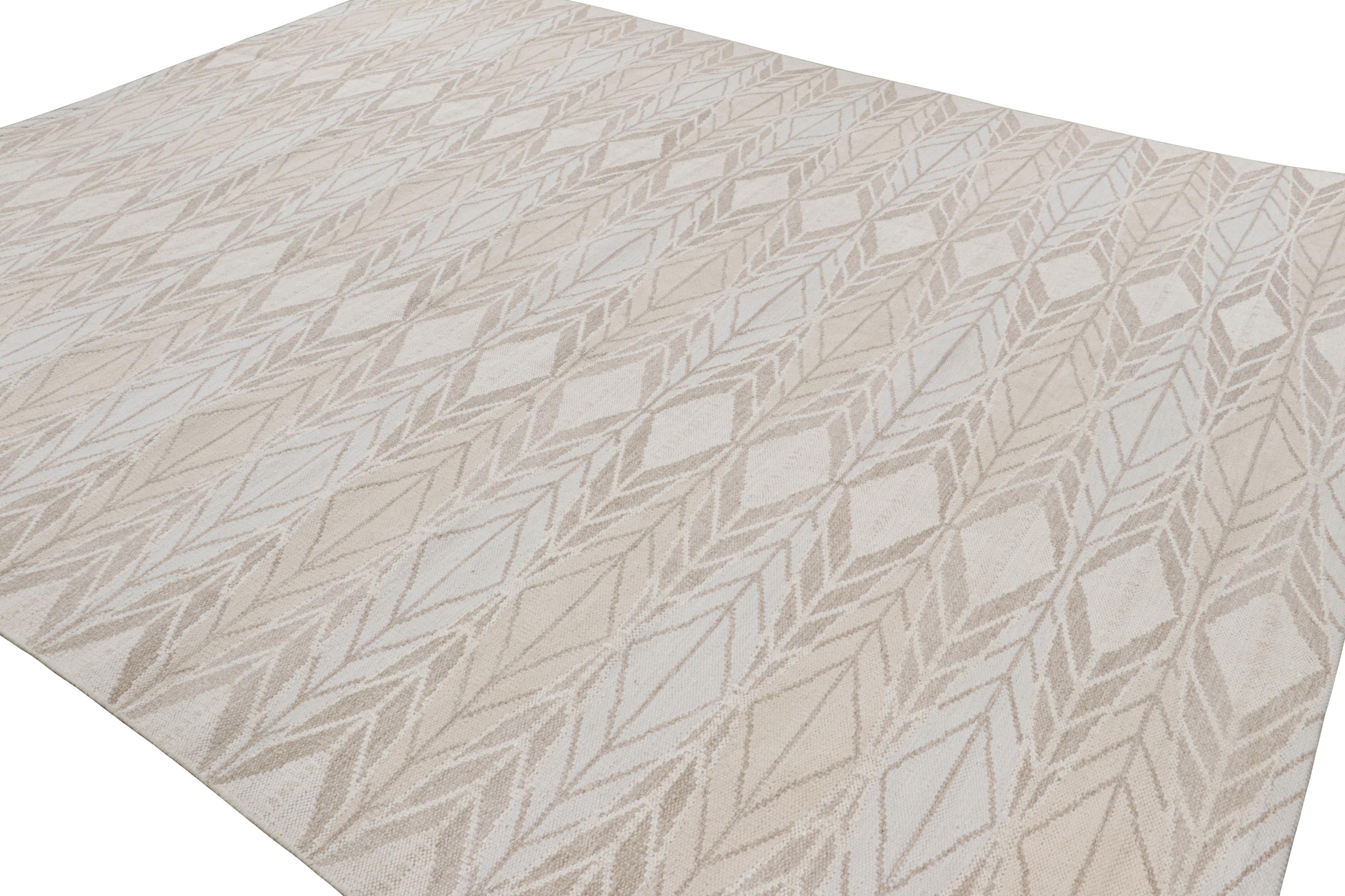 Rug & Kilim's Teppich im skandinavischen Stil mit beige-weißen und grauen geometrischen Mustern (Indisch) im Angebot