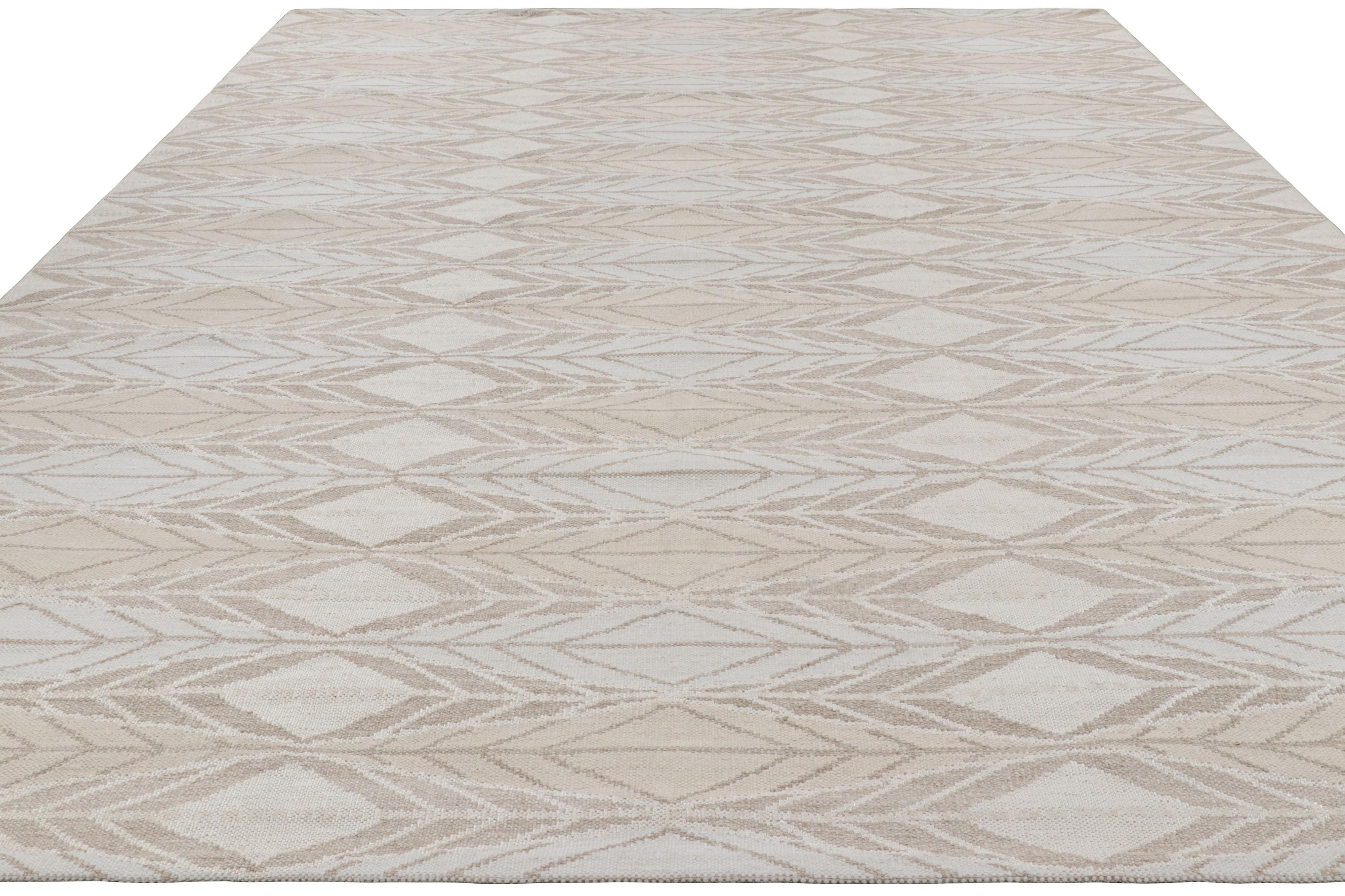 Rug & Kilim's Teppich im skandinavischen Stil mit beige-weißen und grauen geometrischen Mustern (Handgewebt) im Angebot