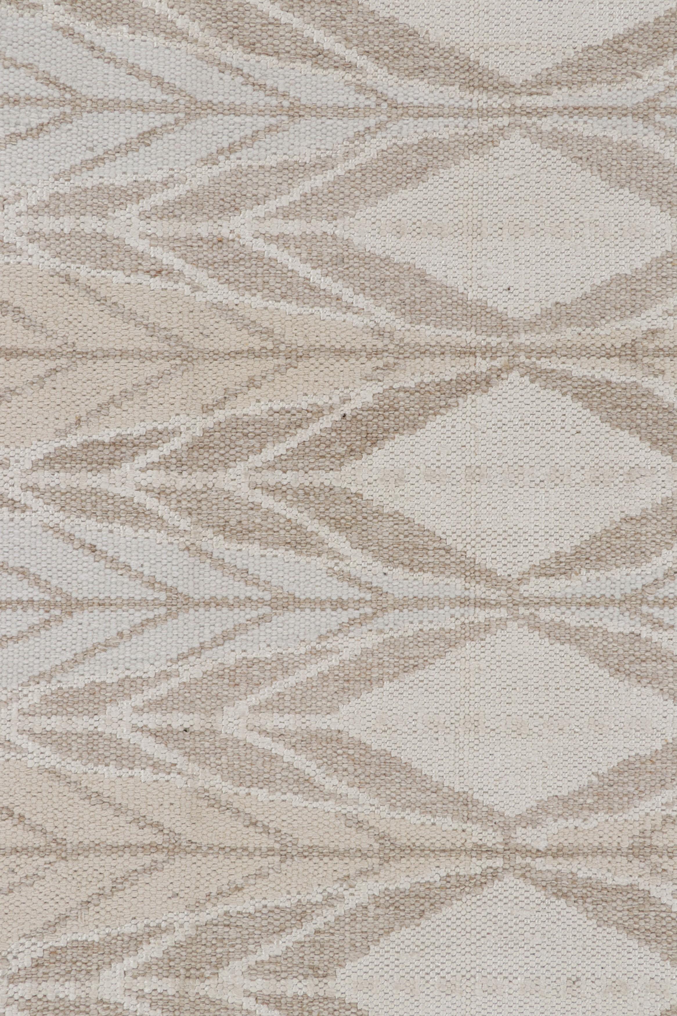 Rug & Kilim's Teppich im skandinavischen Stil mit beige-weißen und grauen geometrischen Mustern im Zustand „Neu“ im Angebot in Long Island City, NY