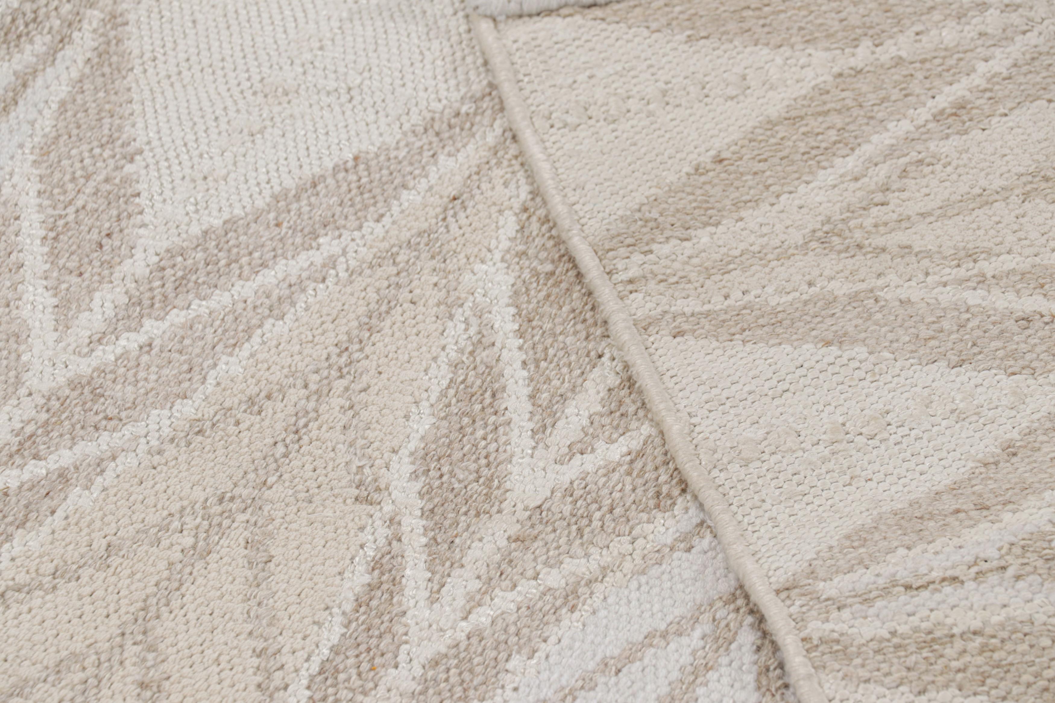 Rug & Kilim's Teppich im skandinavischen Stil mit beige-weißen und grauen geometrischen Mustern (21. Jahrhundert und zeitgenössisch) im Angebot