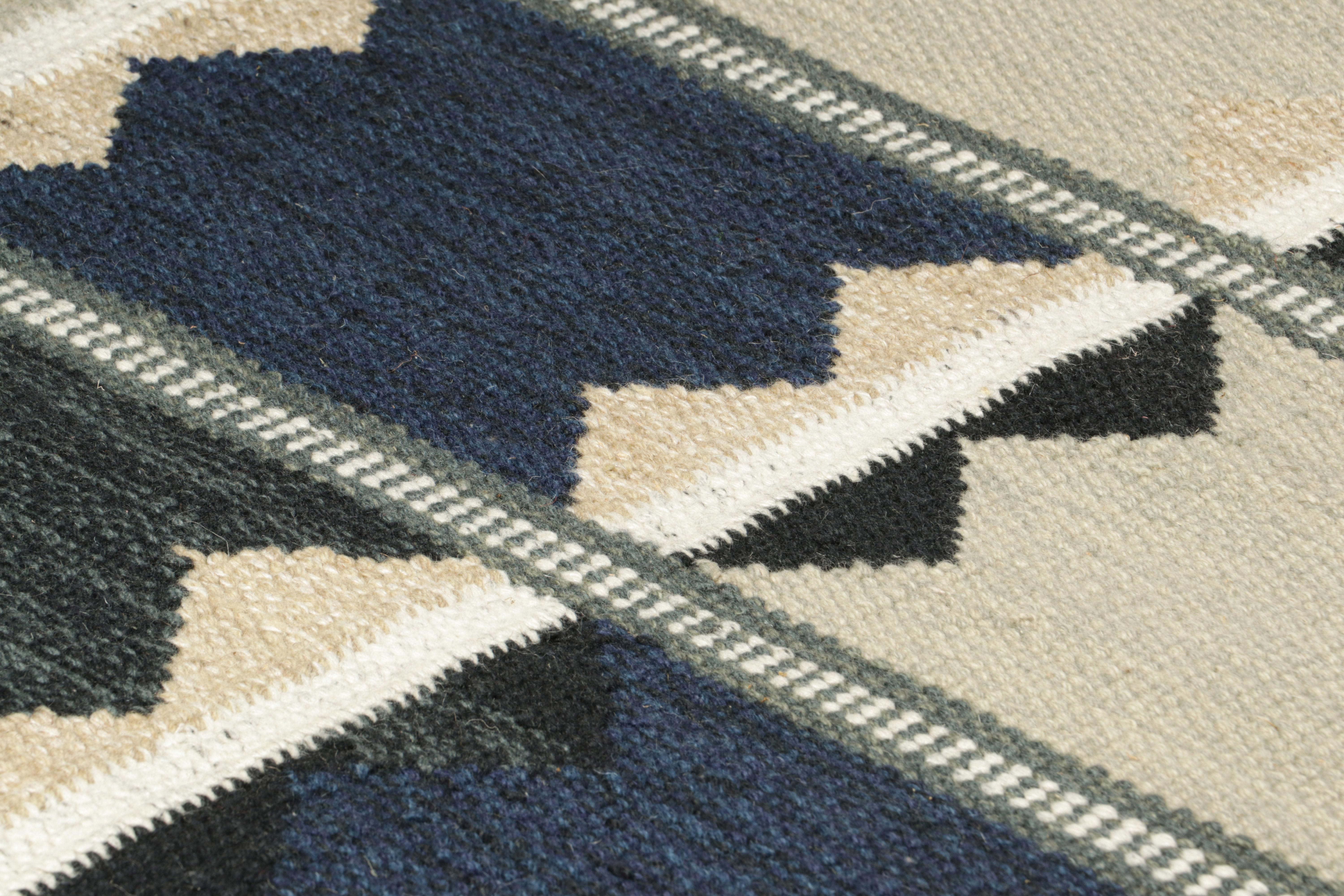 Dieser schwedische Teppich 3x5 ist eine kühne Ergänzung der skandinavischen Kollektion von Rug & Kilim. Das handgewebte Flachgewebe aus Wolle mit ungefärbten Naturgarnen ist von schwedischen minimalistischen Designs inspiriert.

Über das Design: