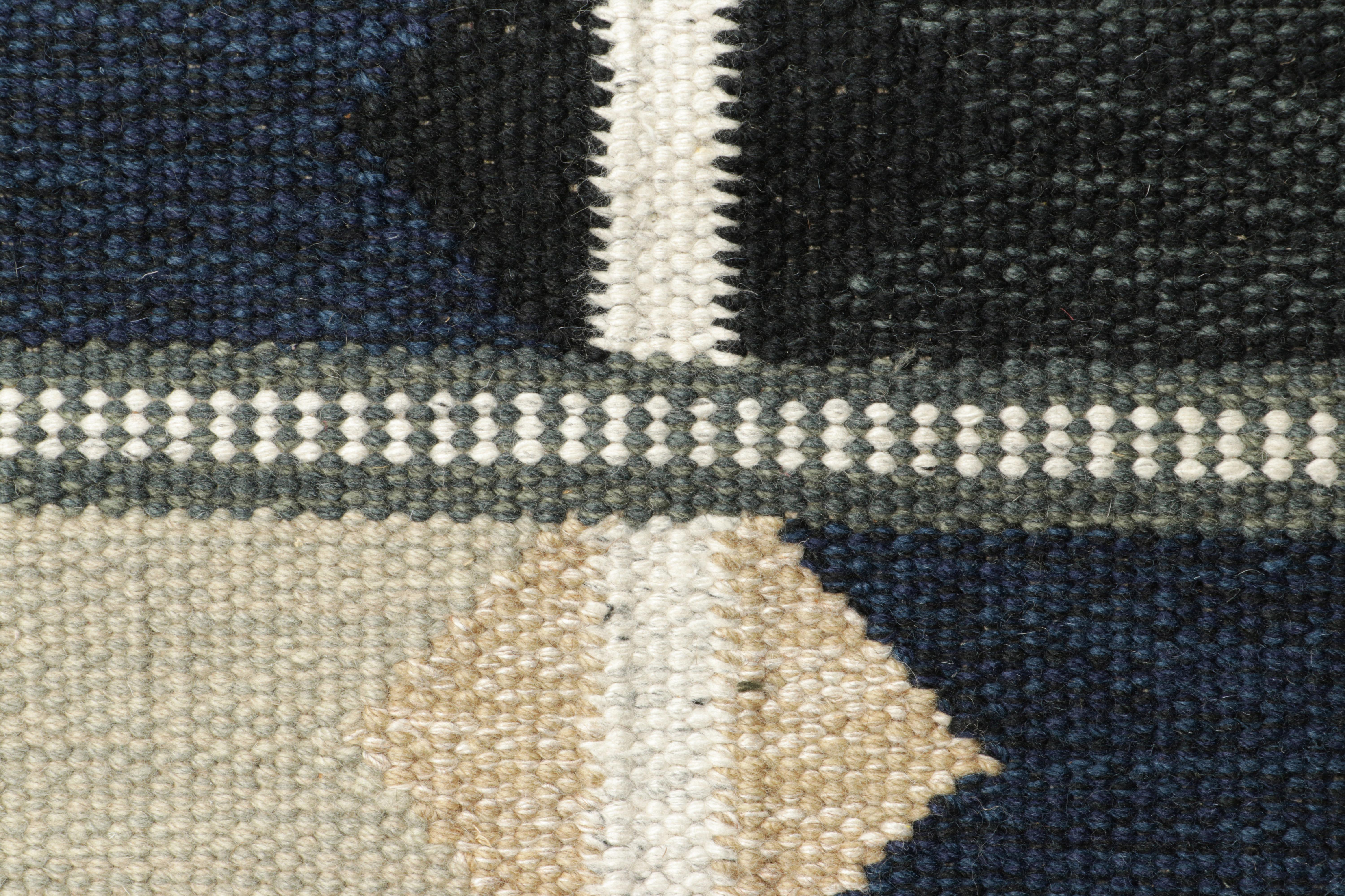 Rug & Kilim's Teppich im skandinavischen Stil mit schwarzen und blauen geometrischen Mustern (Moderne) im Angebot
