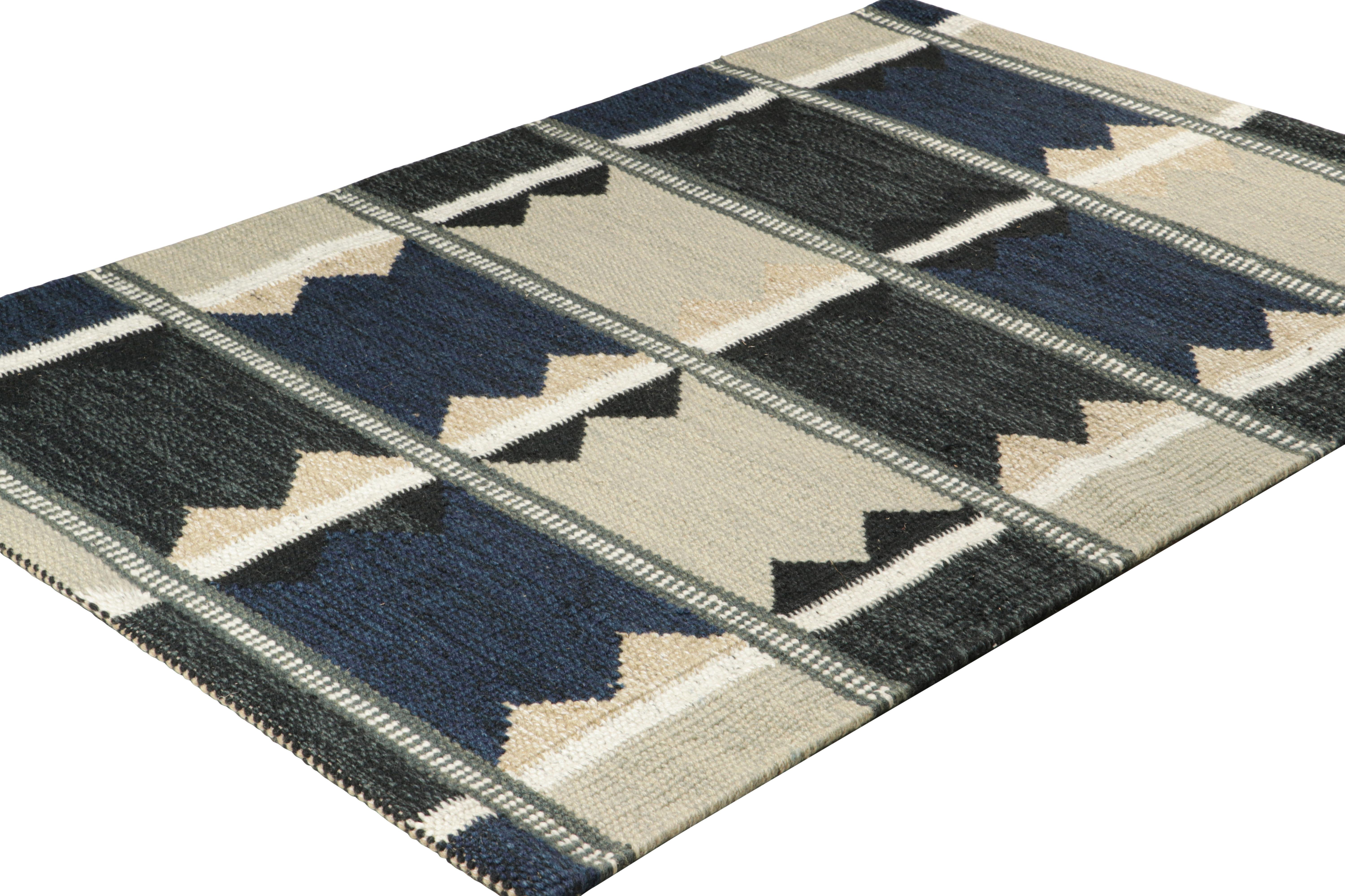 Rug & Kilim's Teppich im skandinavischen Stil mit schwarzen und blauen geometrischen Mustern (Indisch) im Angebot