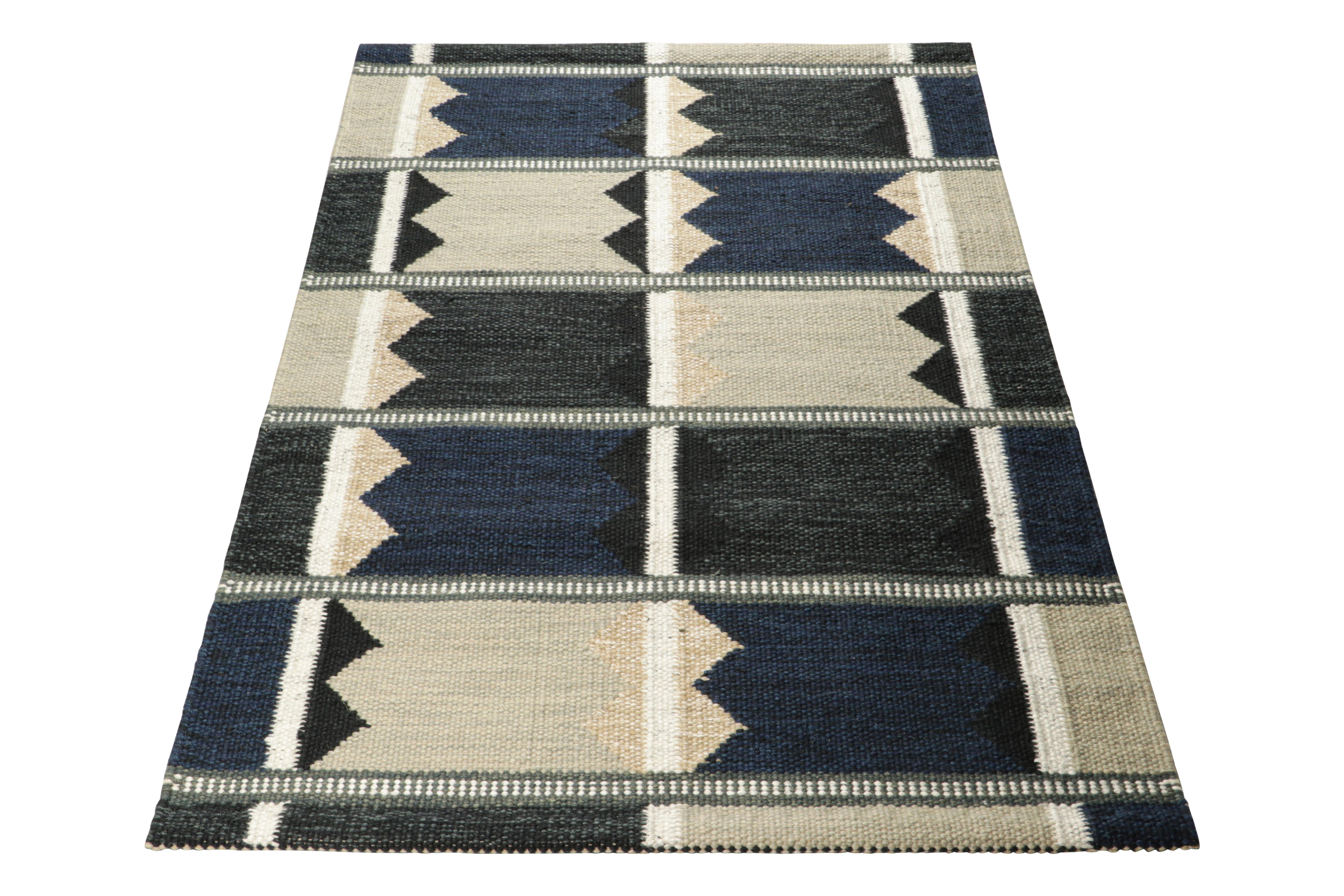 Rug & Kilim's Teppich im skandinavischen Stil mit schwarzen und blauen geometrischen Mustern (Handgewebt) im Angebot