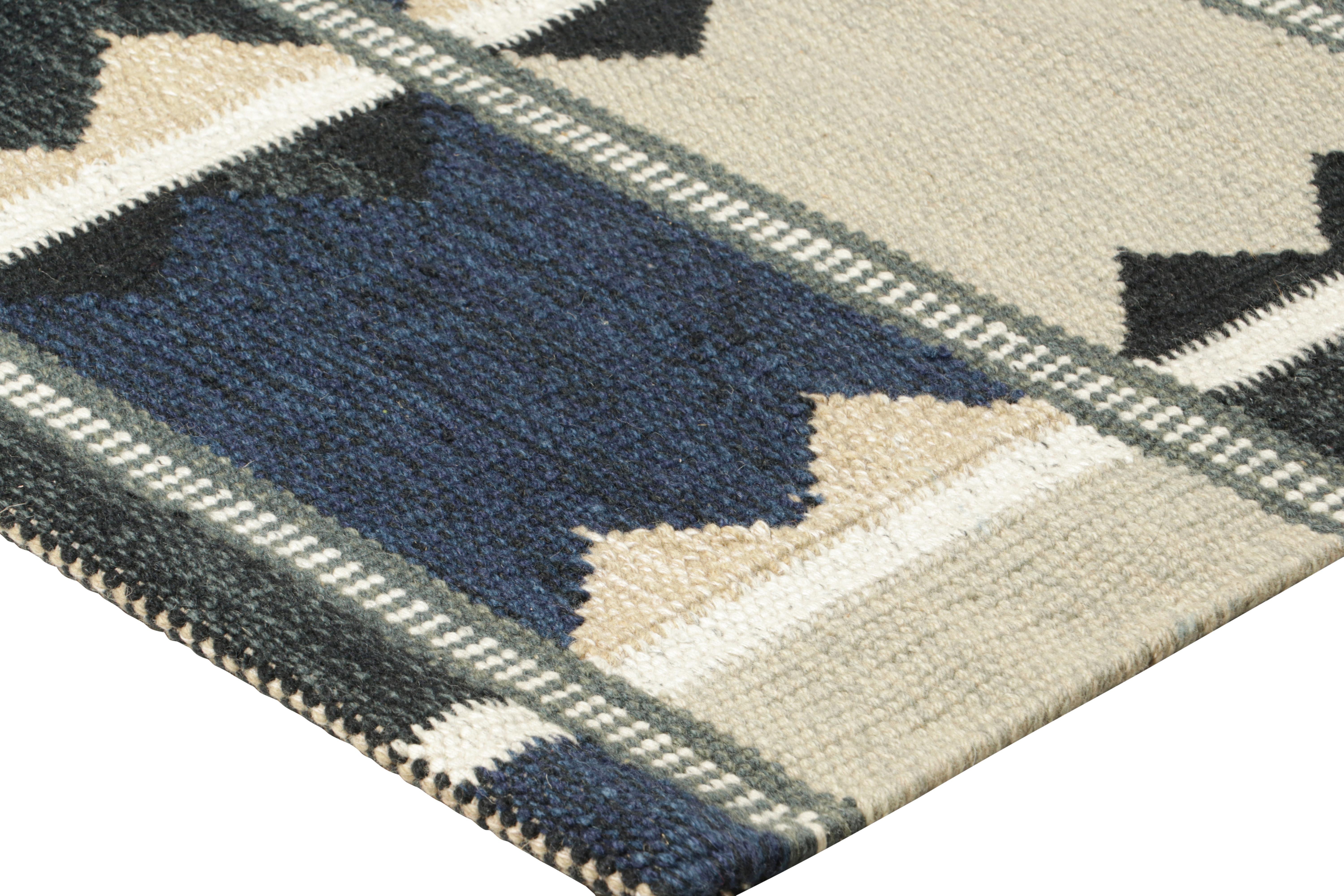 Rug & Kilim's Teppich im skandinavischen Stil mit schwarzen und blauen geometrischen Mustern im Zustand „Neu“ im Angebot in Long Island City, NY