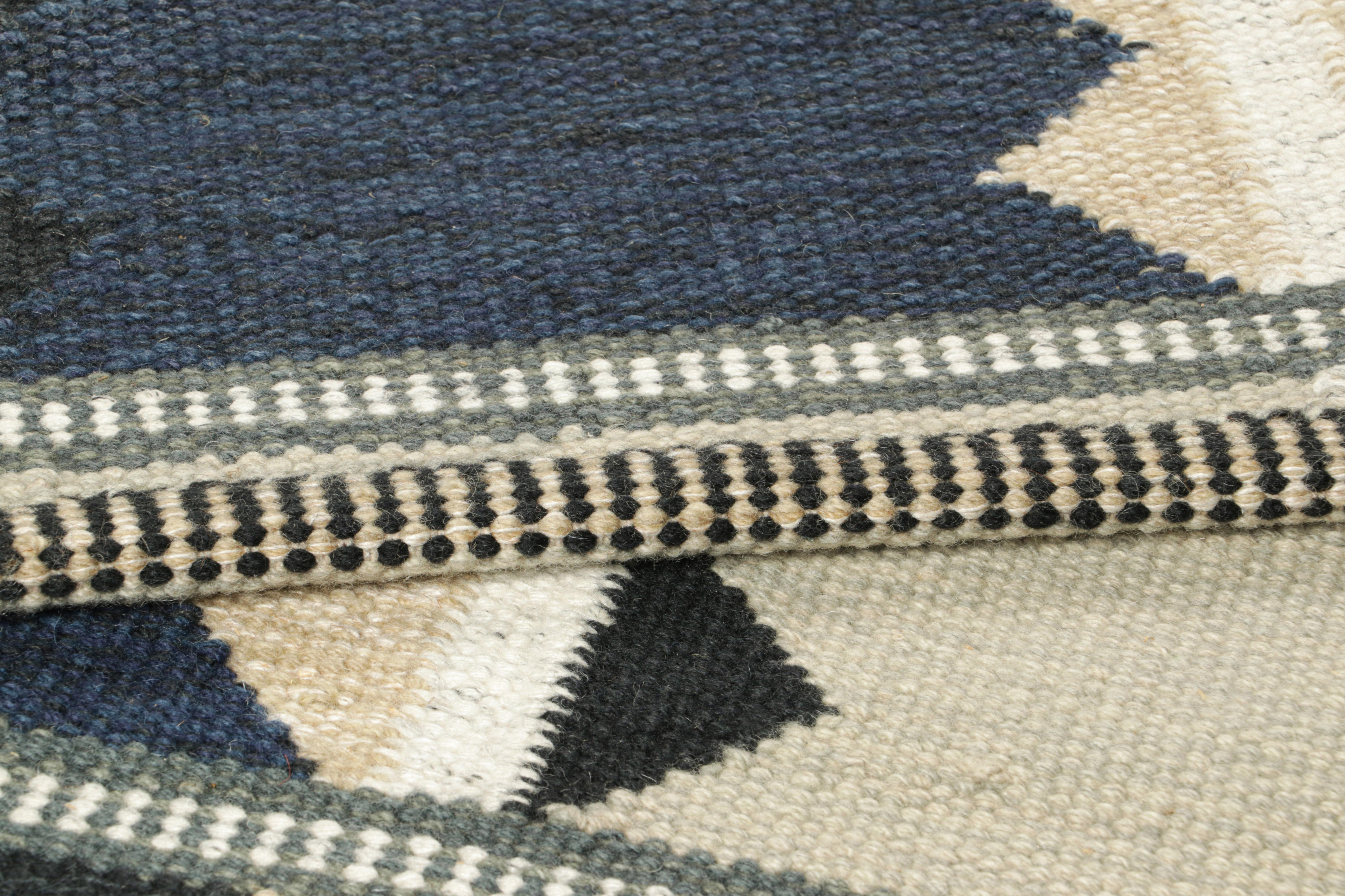 Rug & Kilim's Teppich im skandinavischen Stil mit schwarzen und blauen geometrischen Mustern (21. Jahrhundert und zeitgenössisch) im Angebot