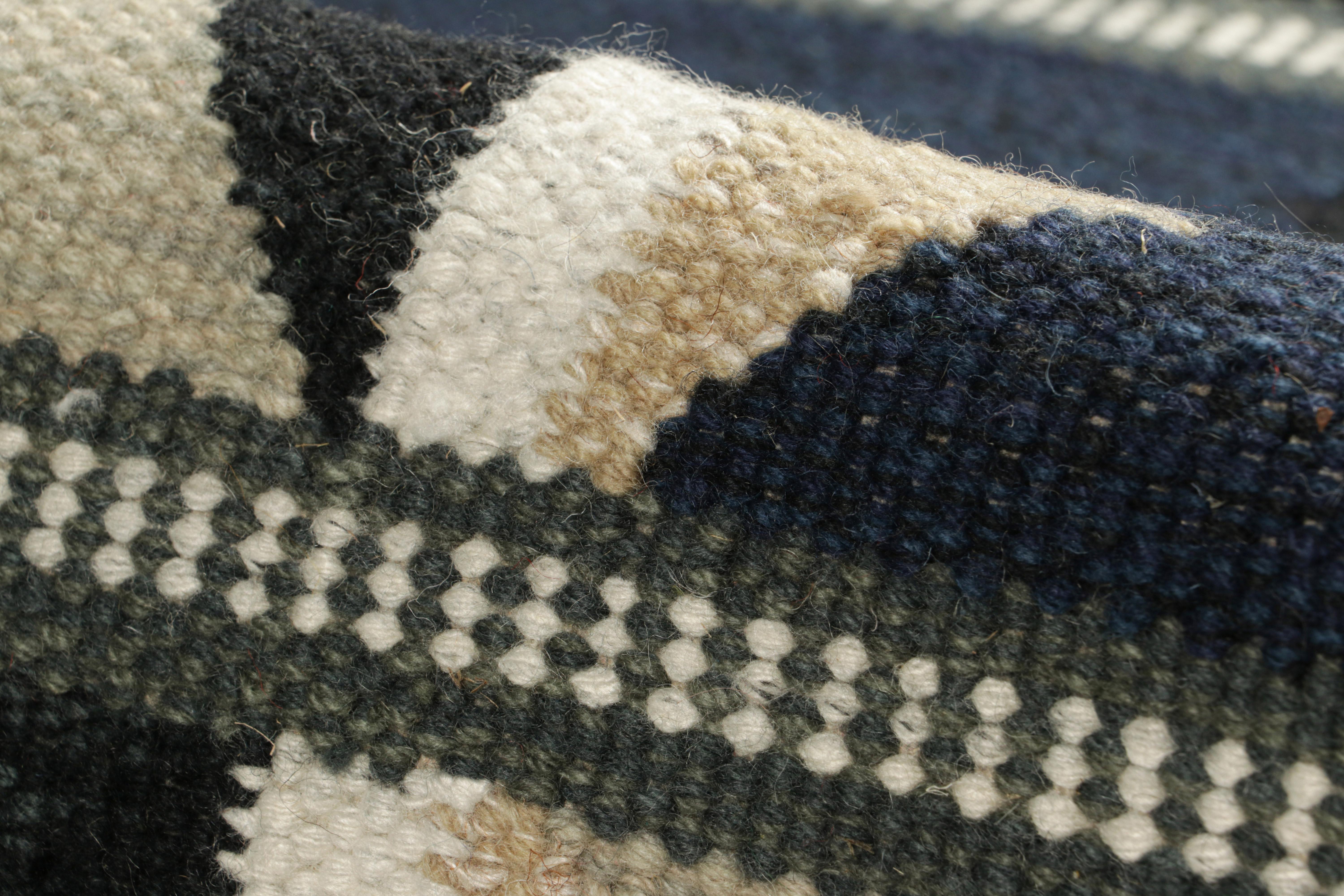 Rug & Kilim's Teppich im skandinavischen Stil mit schwarzen und blauen geometrischen Mustern (Wolle) im Angebot