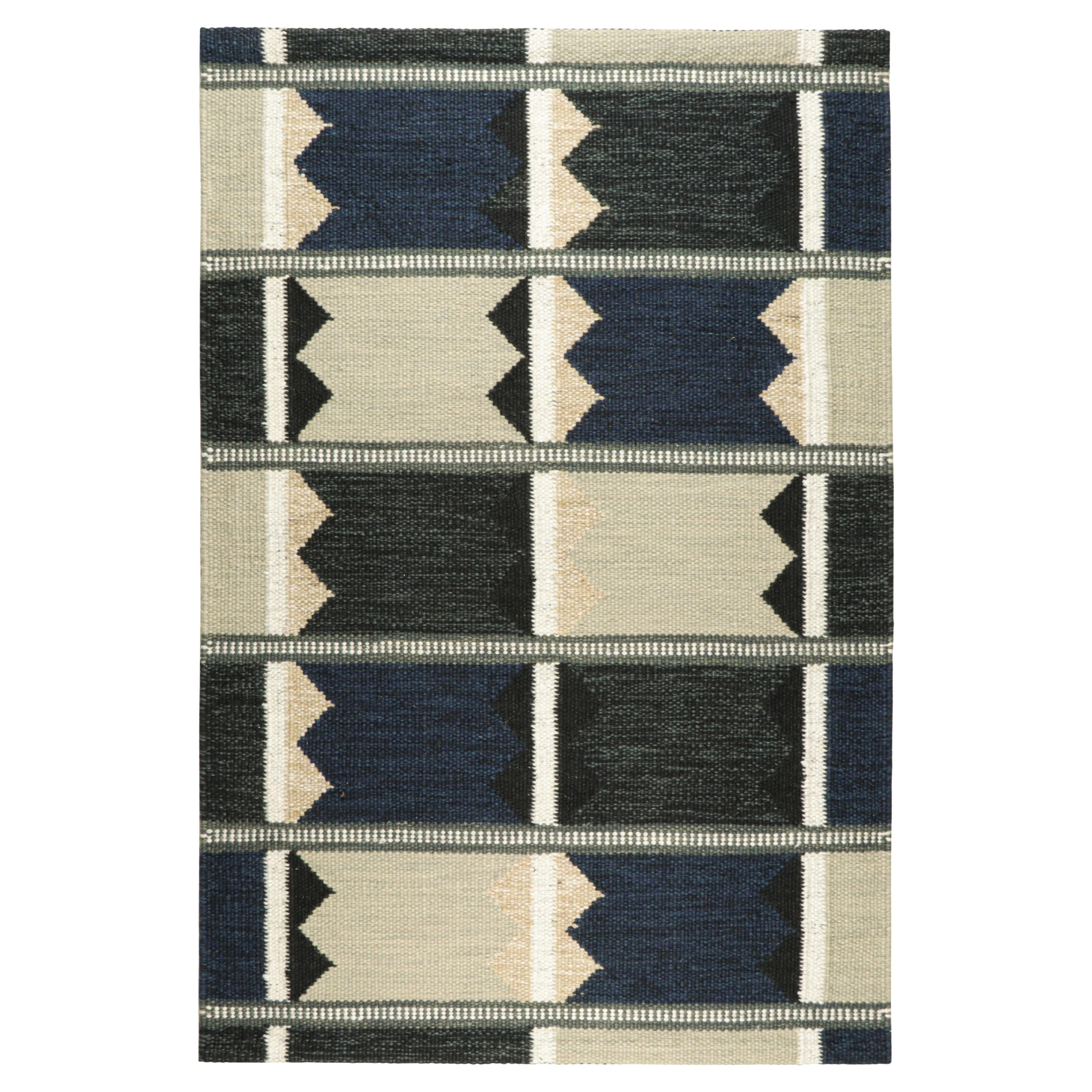 Rug & Kilim's Teppich im skandinavischen Stil mit schwarzen und blauen geometrischen Mustern