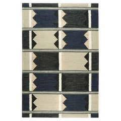 Rug & Kilim è un tappeto in stile scandinavo con motivi geometrici neri e blu