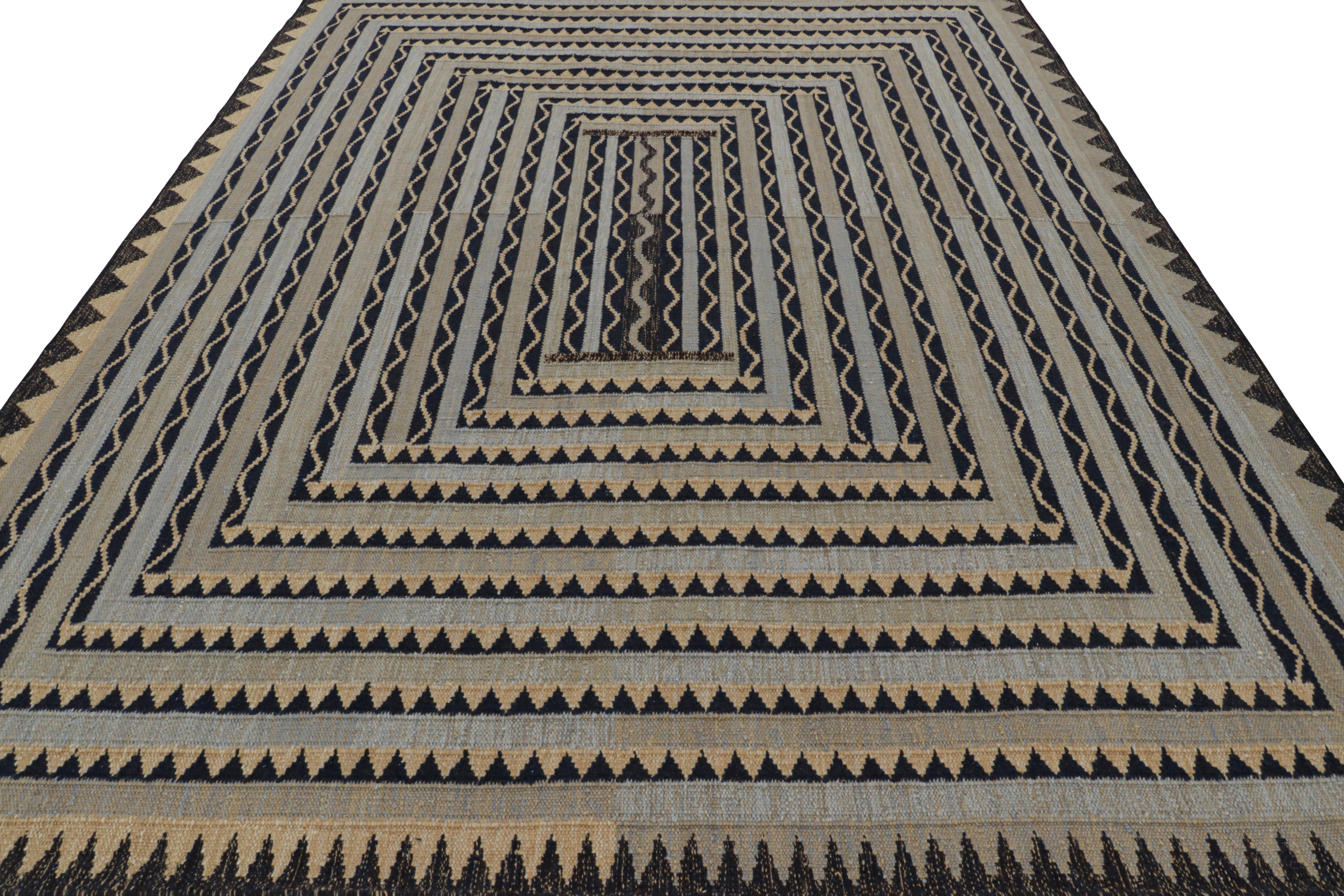 Rug & Kilim's Teppich im skandinavischen Stil mit schwarz-goldenen, geometrischen Mustern (Handgewebt) im Angebot