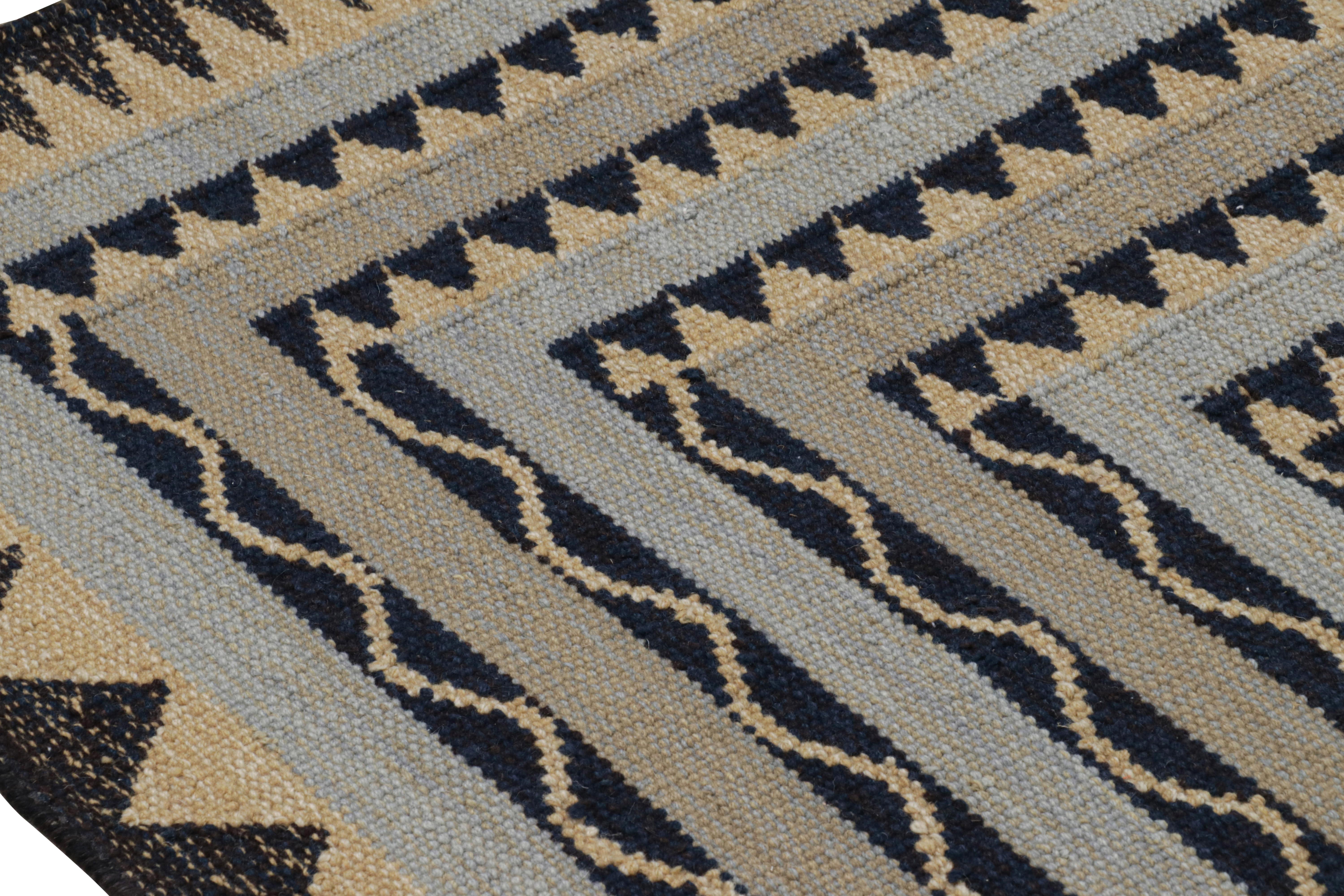 Rug & Kilim's Teppich im skandinavischen Stil mit schwarz-goldenen, geometrischen Mustern im Zustand „Neu“ im Angebot in Long Island City, NY