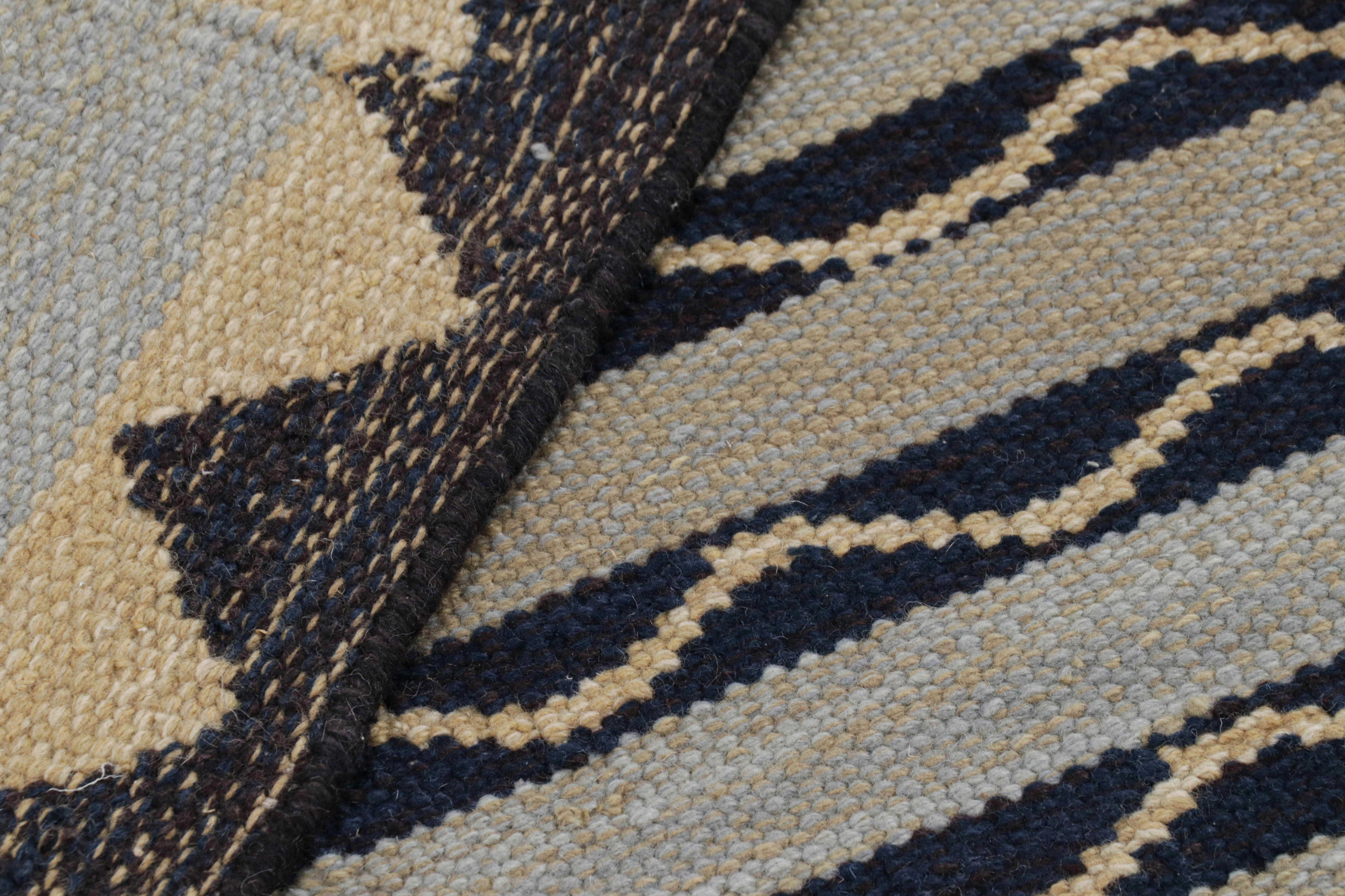 Rug & Kilim's Teppich im skandinavischen Stil mit schwarz-goldenen, geometrischen Mustern (21. Jahrhundert und zeitgenössisch) im Angebot