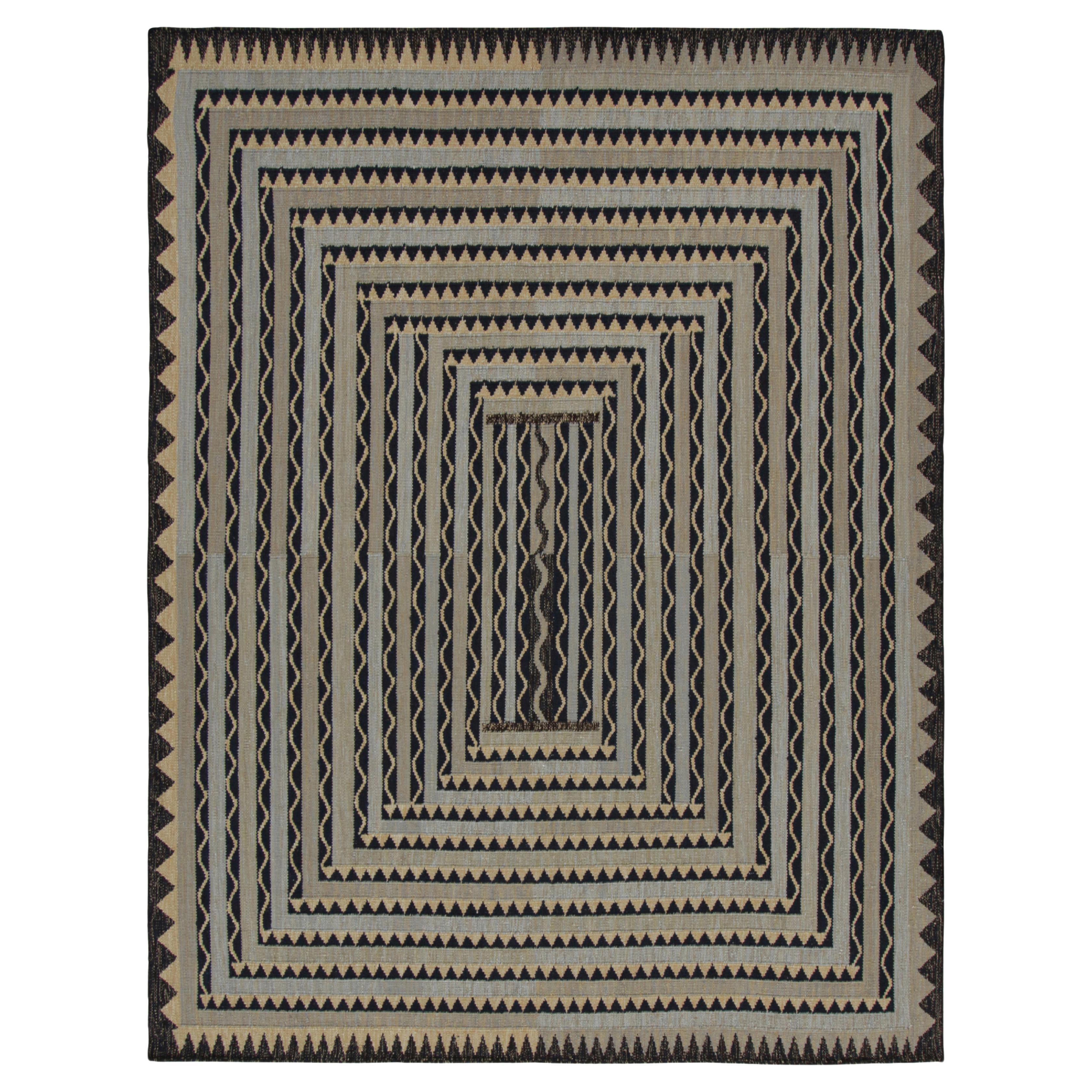 Rug & Kilim's Teppich im skandinavischen Stil mit schwarz-goldenen, geometrischen Mustern im Angebot