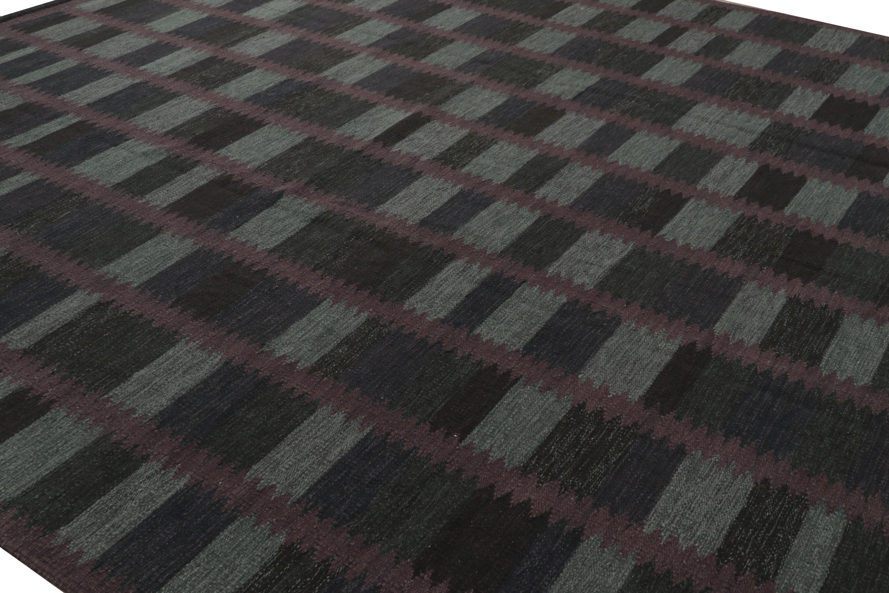 Realizzato in lana intrecciata a mano, questo tappeto 12x14 è una nuova ed entusiasmante aggiunta alla collezione di tappeti scandinavi di Rug & Kilim: una rivisitazione contemporanea del minimalismo svedese e dei tappeti e tessuti vintage delle