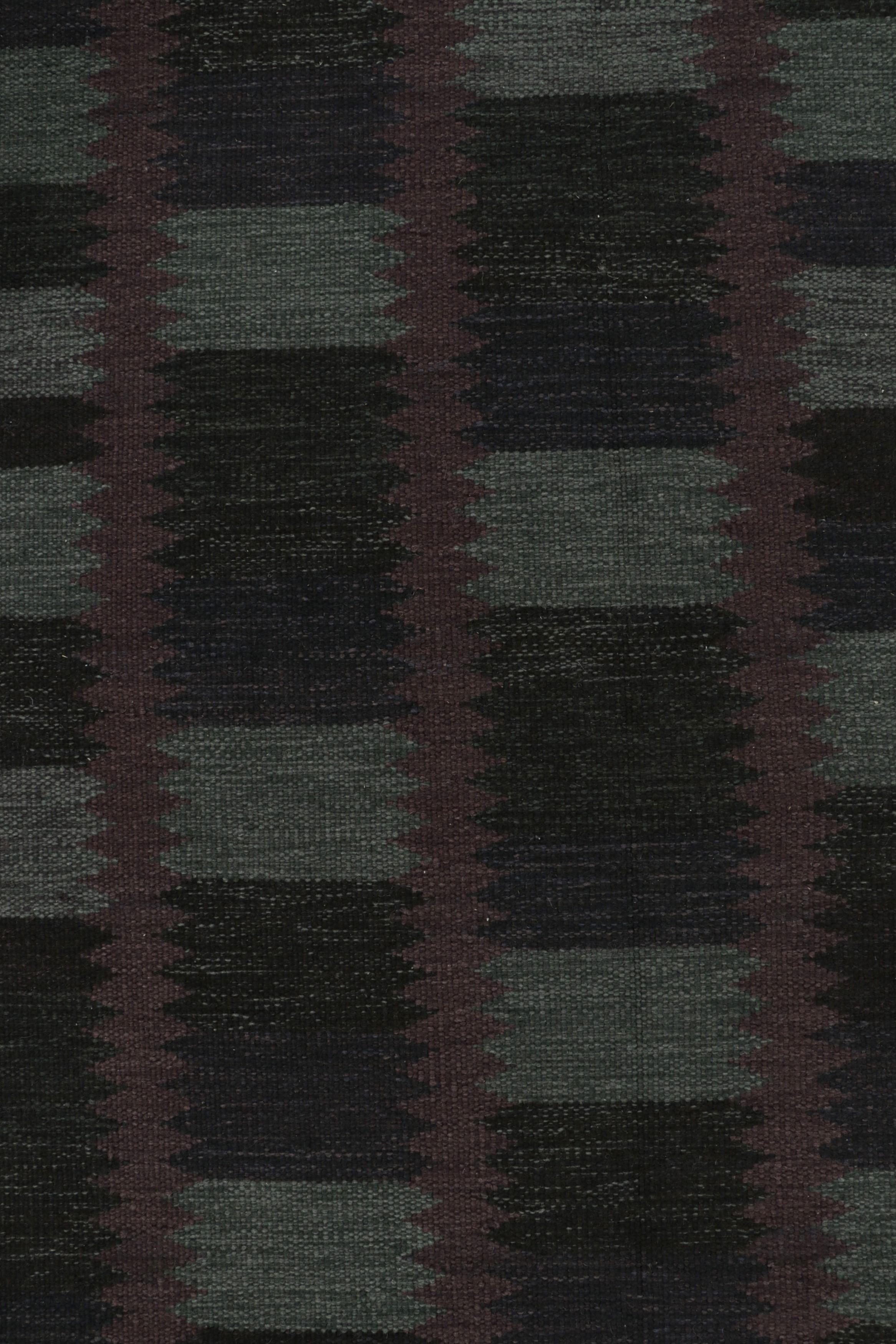 Tappeto in stile scandinavo Rug & Kilim con motivo geometrico nero, grigio e viola In condizioni Nuovo in vendita a Long Island City, NY