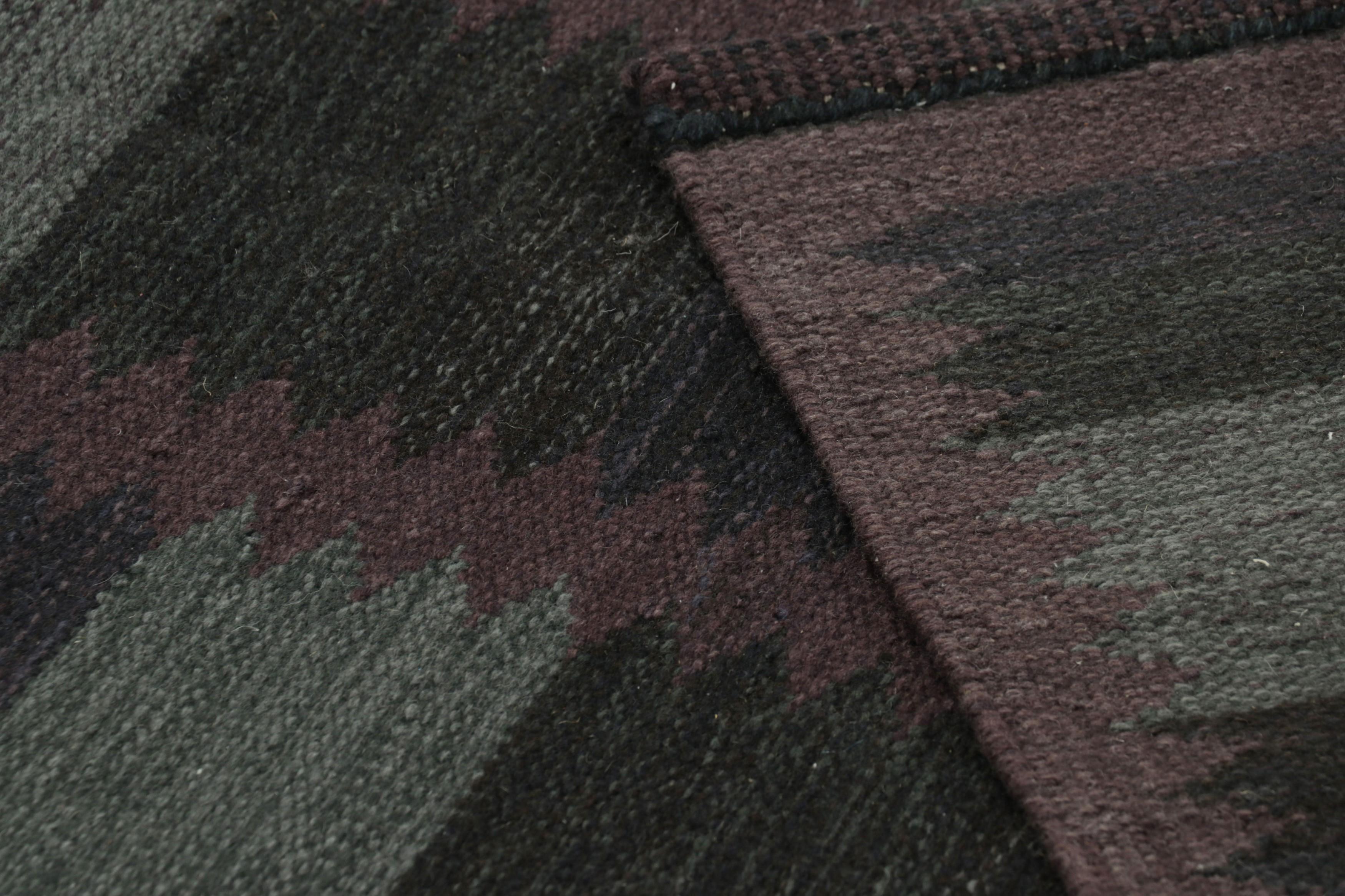 XXI secolo e contemporaneo Tappeto in stile scandinavo Rug & Kilim con motivo geometrico nero, grigio e viola in vendita