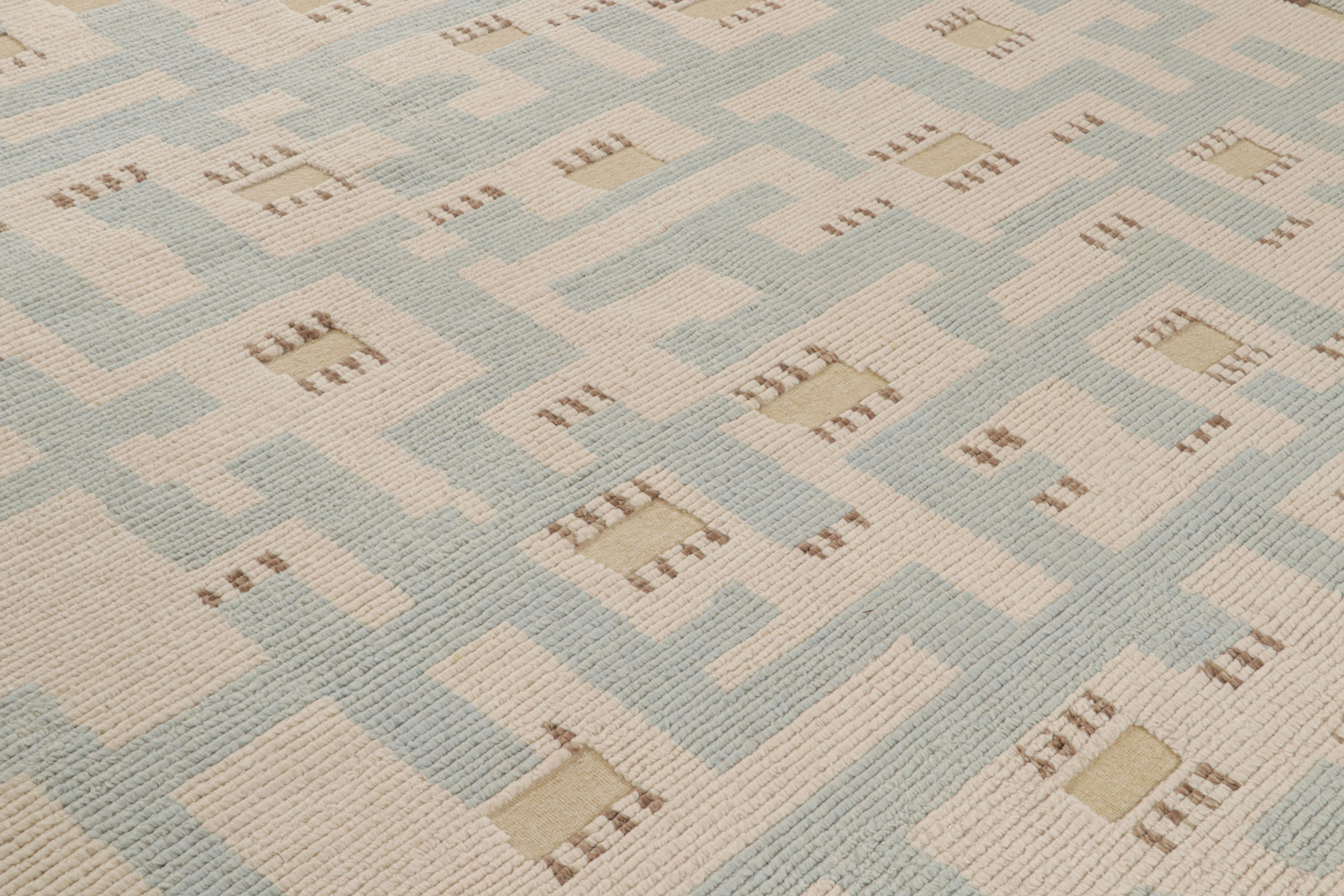 Noué à la main Tapis de style scandinave à motifs géométriques bleus et beiges de Rug & Kilim en vente