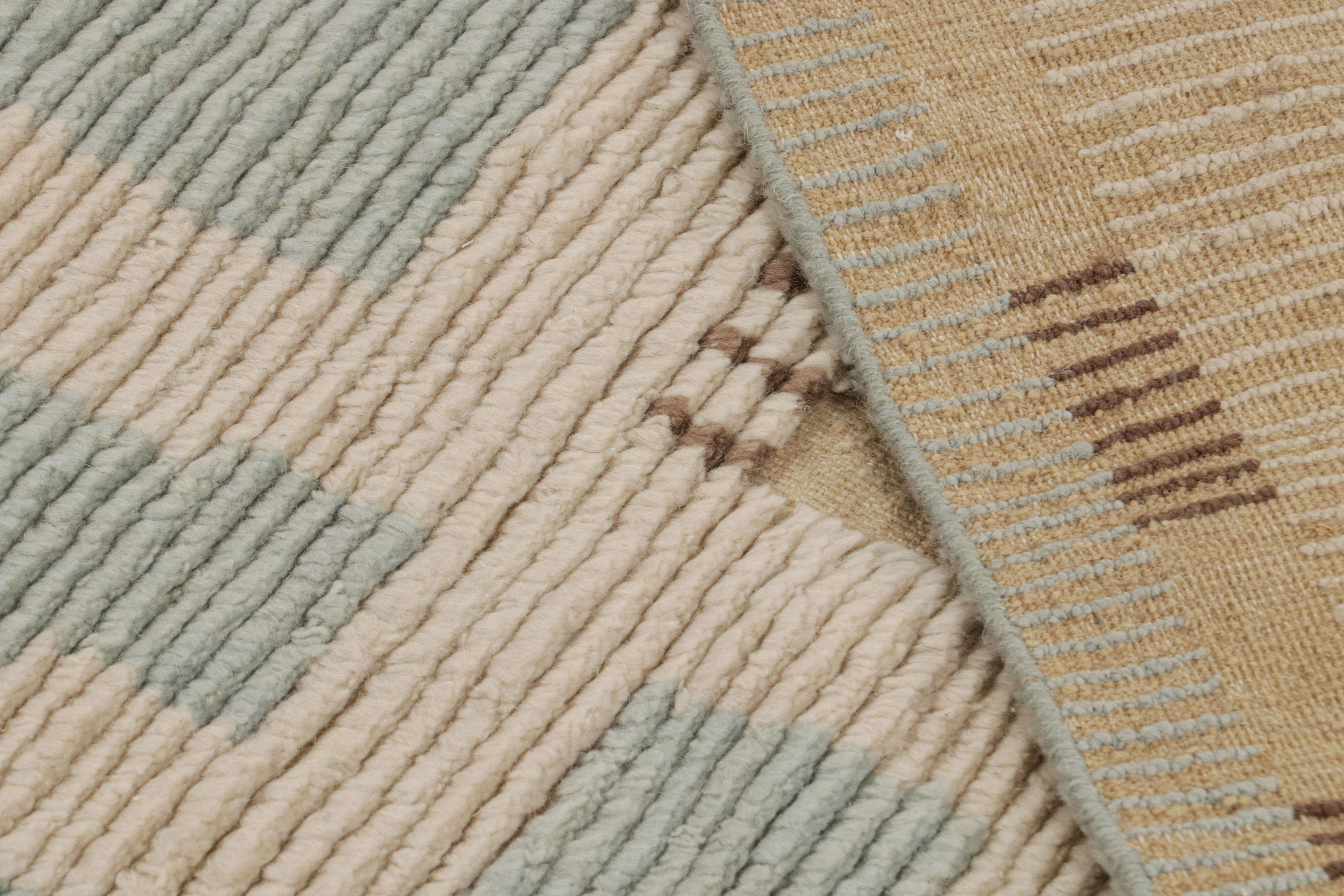 XXIe siècle et contemporain Tapis de style scandinave à motifs géométriques bleus et beiges de Rug & Kilim en vente