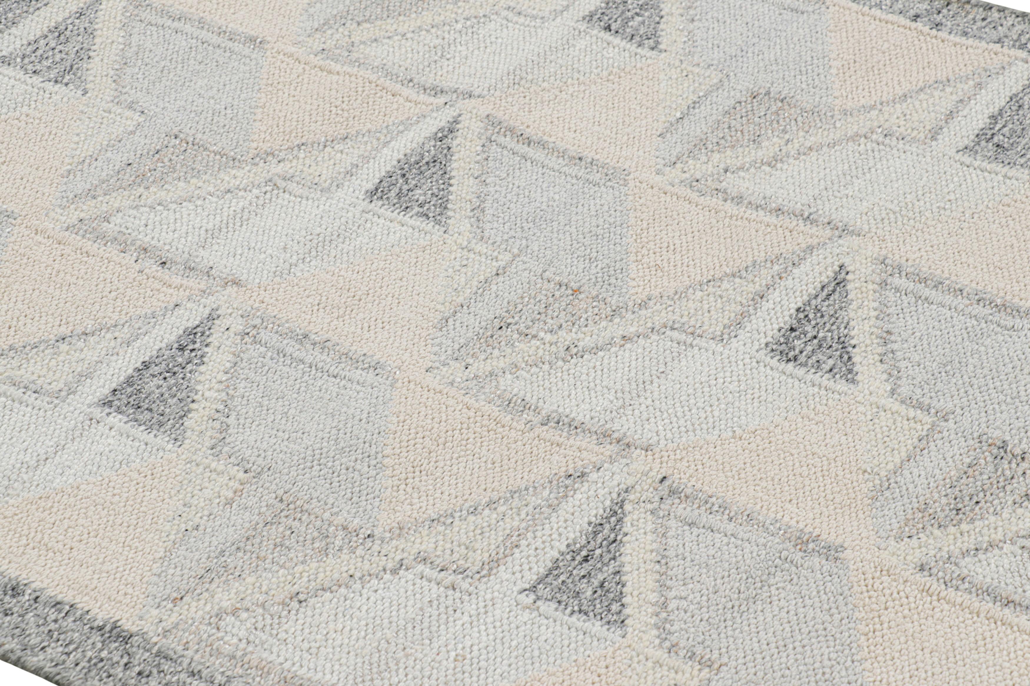 Dieser Teppich im Format 4x5 aus handgewebter Wolle und ungefärbten Naturgarnen ist eine aufregende neue Ergänzung der Flachgewebelinie der skandinavischen Teppichkollektion von Rug & Kilim - eine zeitgenössische Neuinterpretation des schwedischen