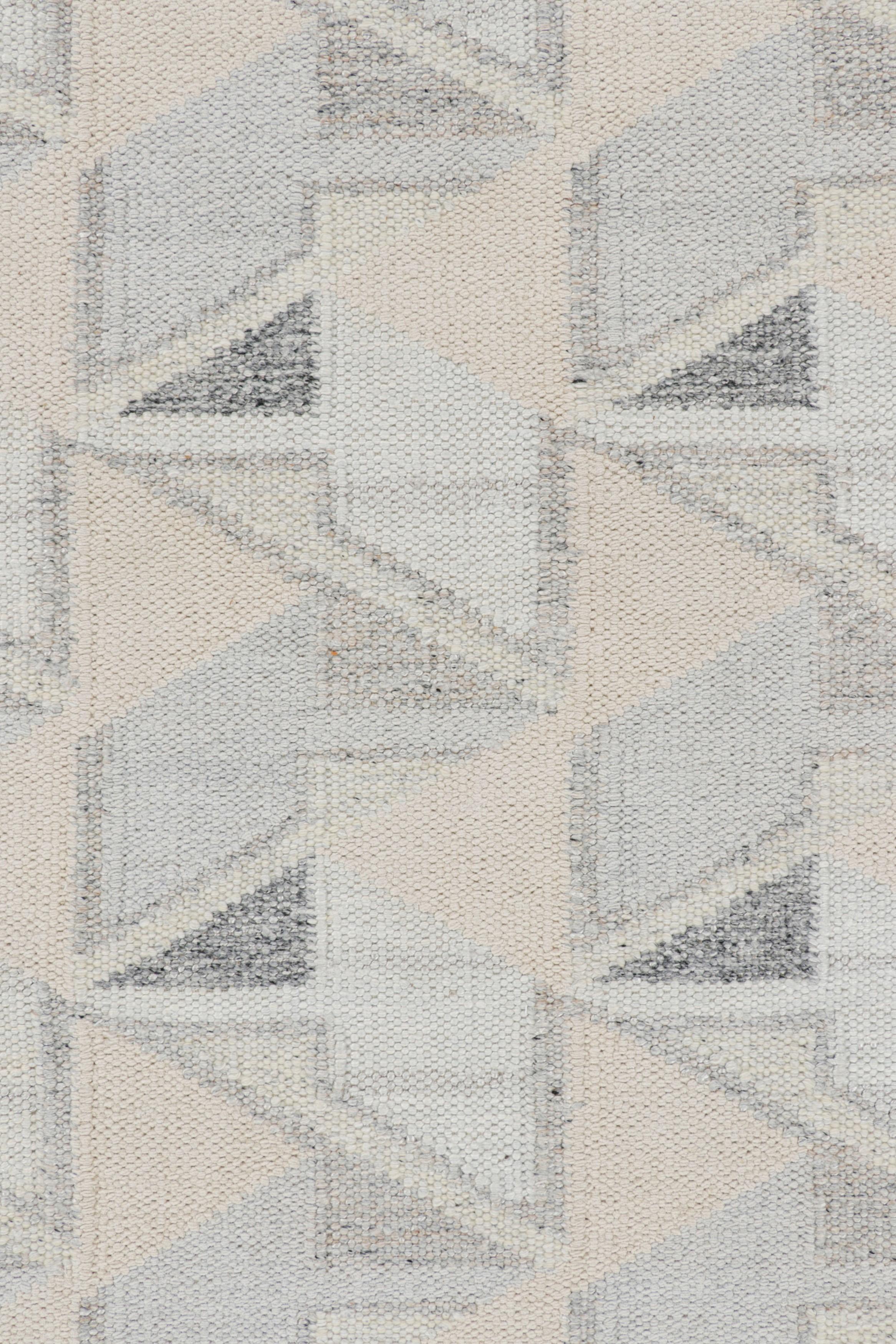 Rug & Kilim's Teppich im skandinavischen Stil mit geometrischem Muster in Blau und Creme (Moderne) im Angebot
