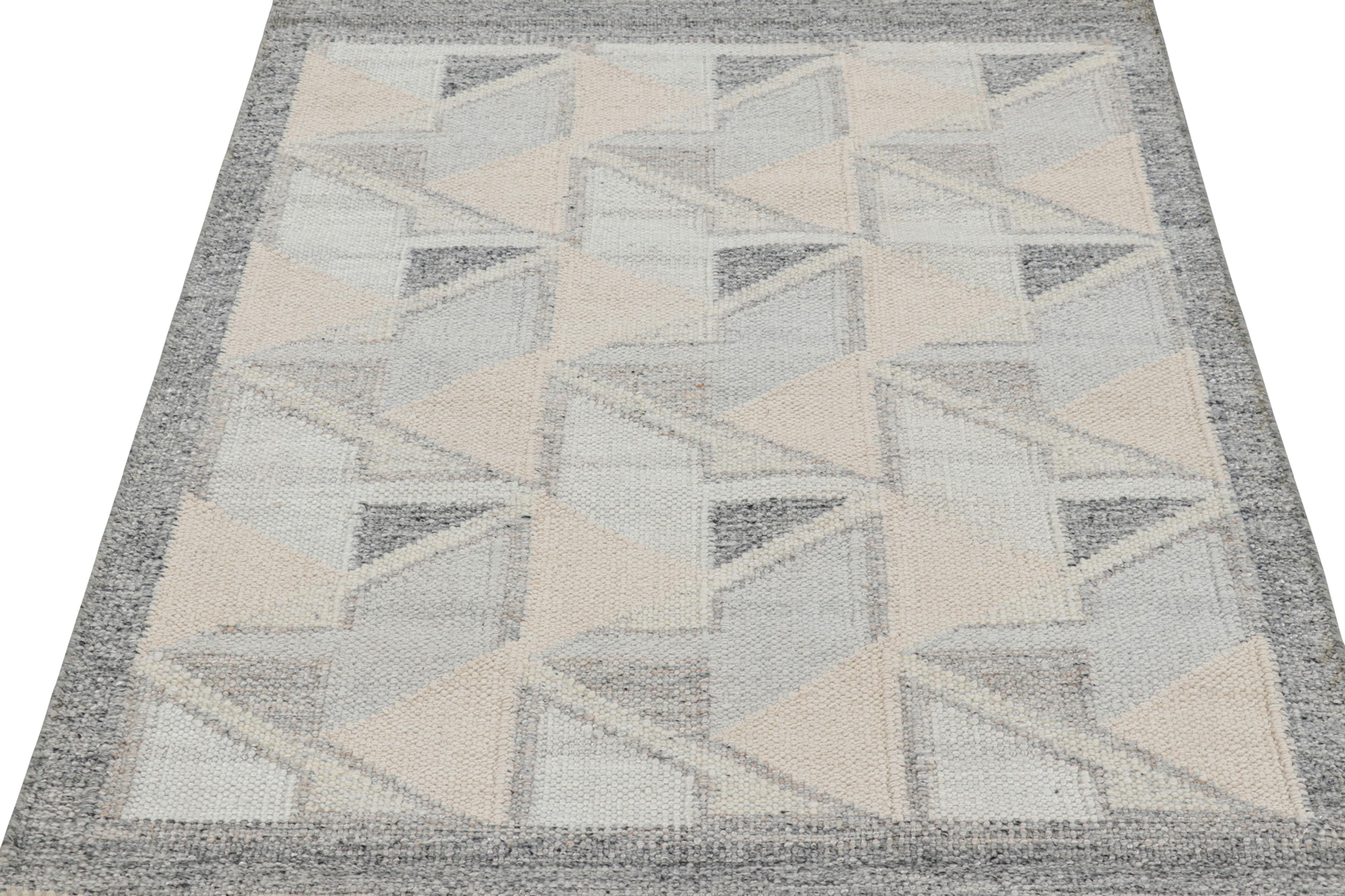 Rug & Kilim's Teppich im skandinavischen Stil mit geometrischem Muster in Blau und Creme (Indisch) im Angebot
