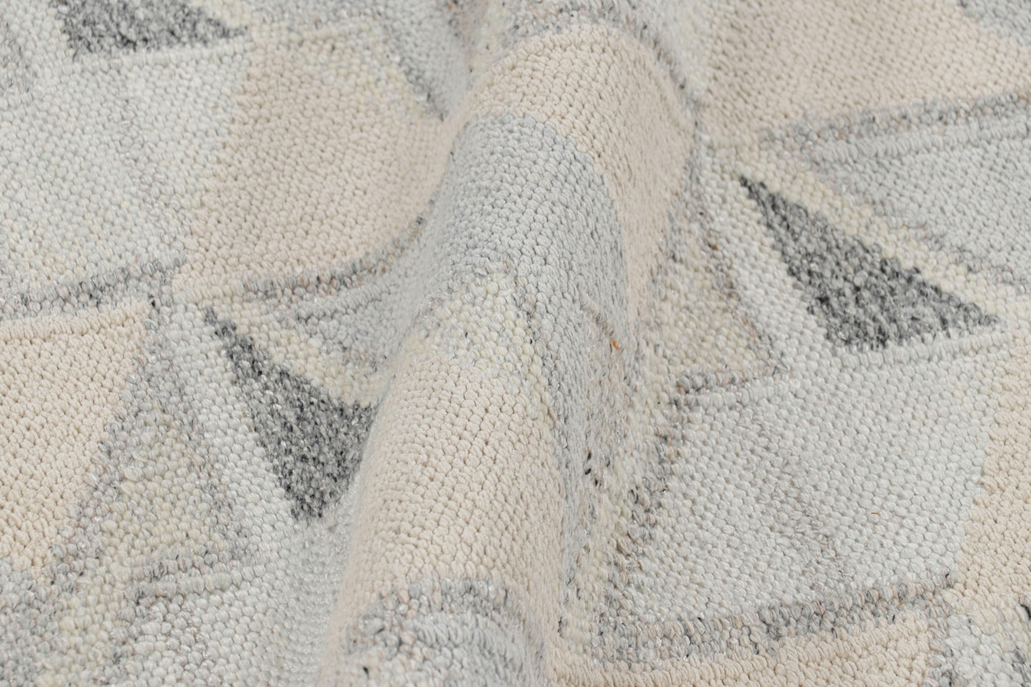 Rug & Kilim's Teppich im skandinavischen Stil mit geometrischem Muster in Blau und Creme im Zustand „Neu“ im Angebot in Long Island City, NY