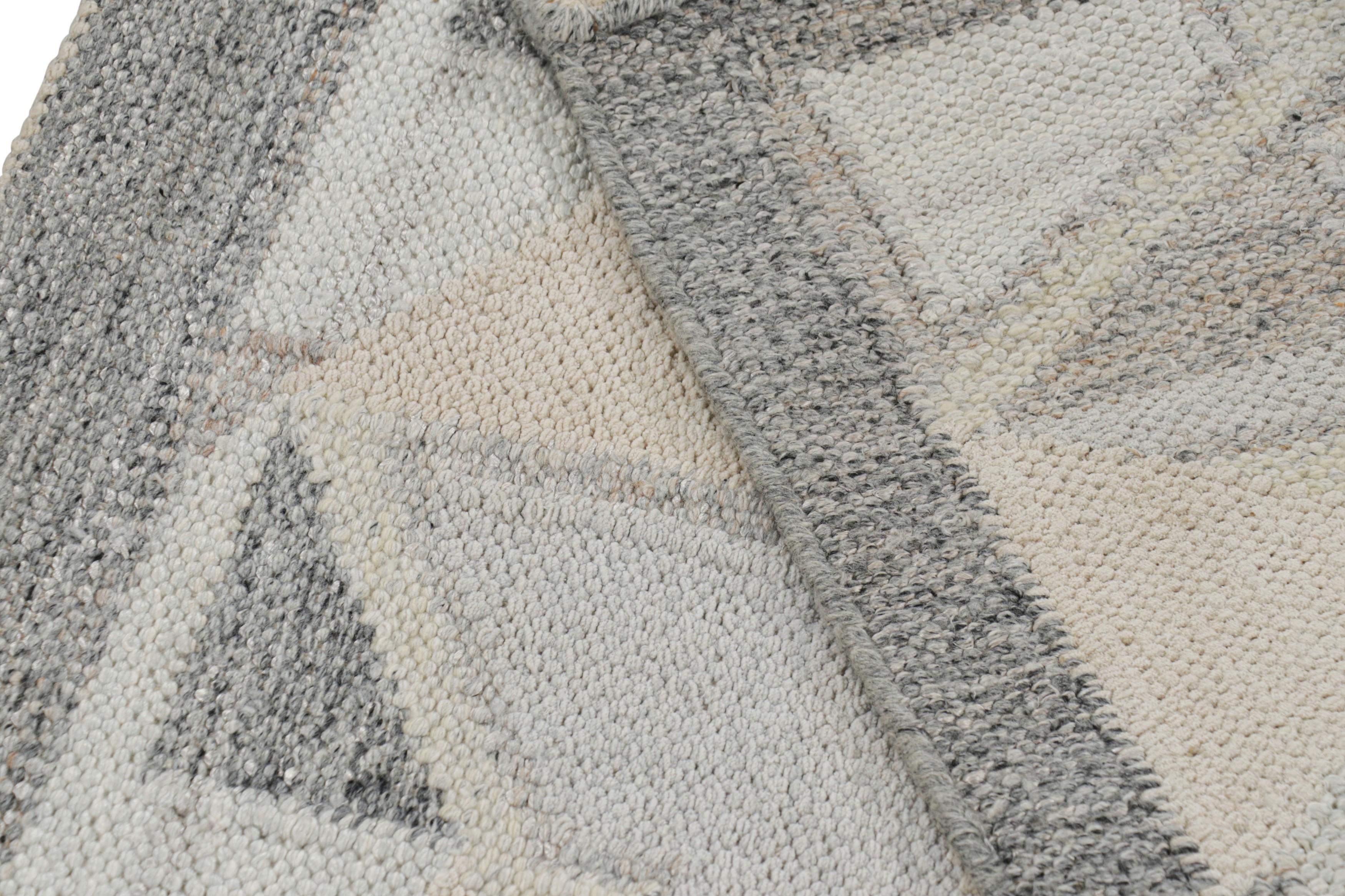 Rug & Kilim's Teppich im skandinavischen Stil mit geometrischem Muster in Blau und Creme (21. Jahrhundert und zeitgenössisch) im Angebot