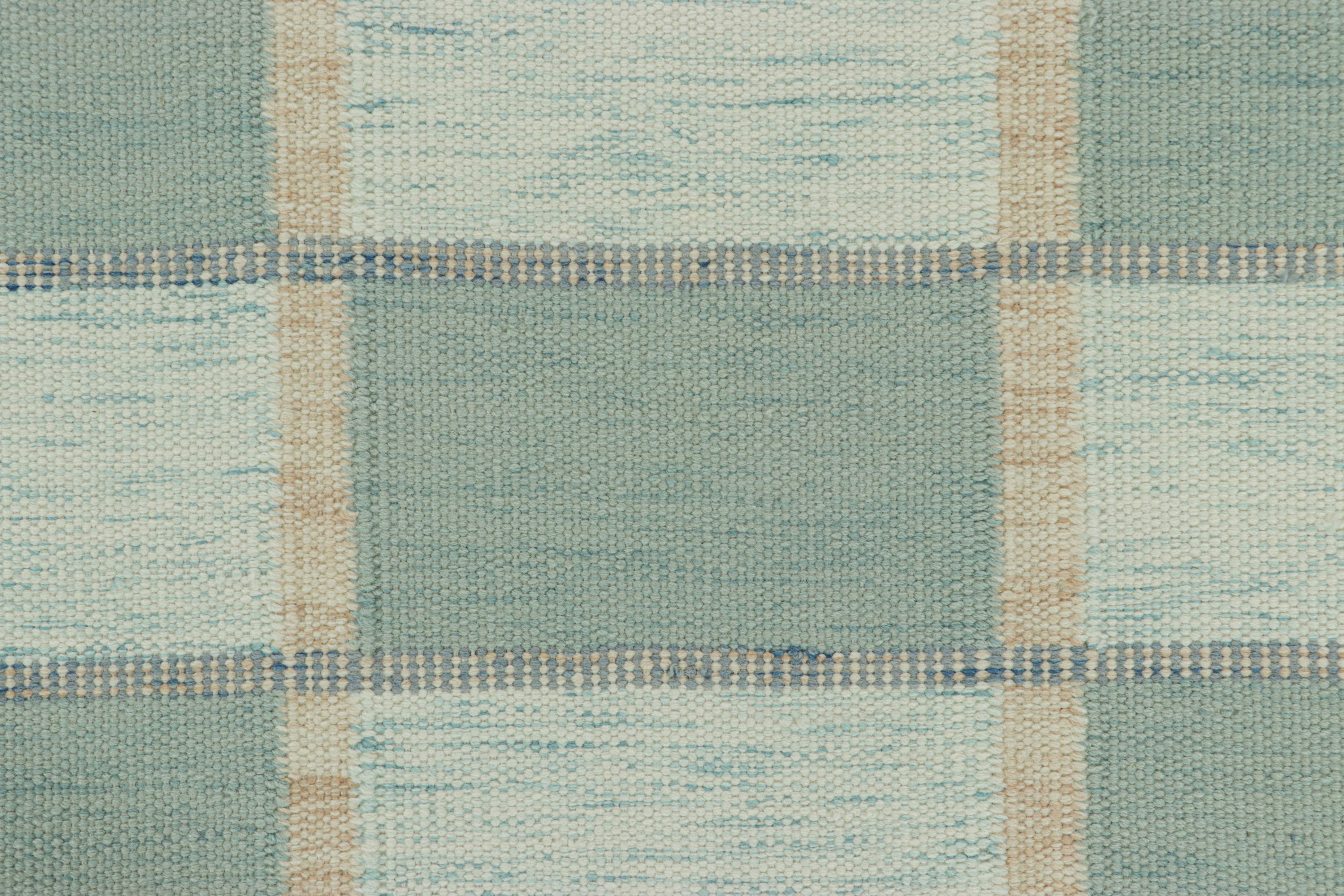 Scandinavo moderno Tappeto in stile scandinavo Rug & Kilim con motivi geometrici blu e accenti beige in vendita