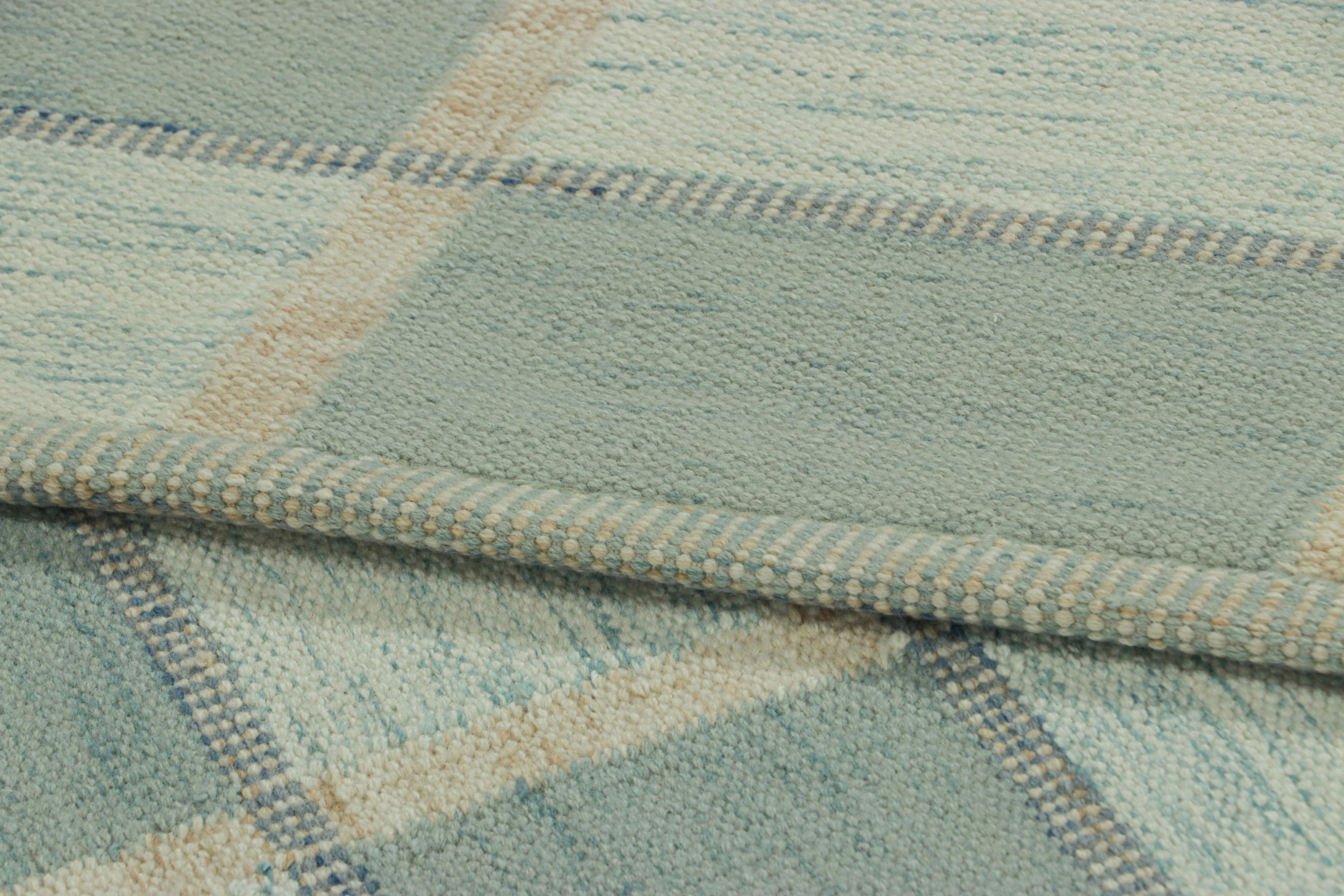 XXI secolo e contemporaneo Tappeto in stile scandinavo Rug & Kilim con motivi geometrici blu e accenti beige in vendita