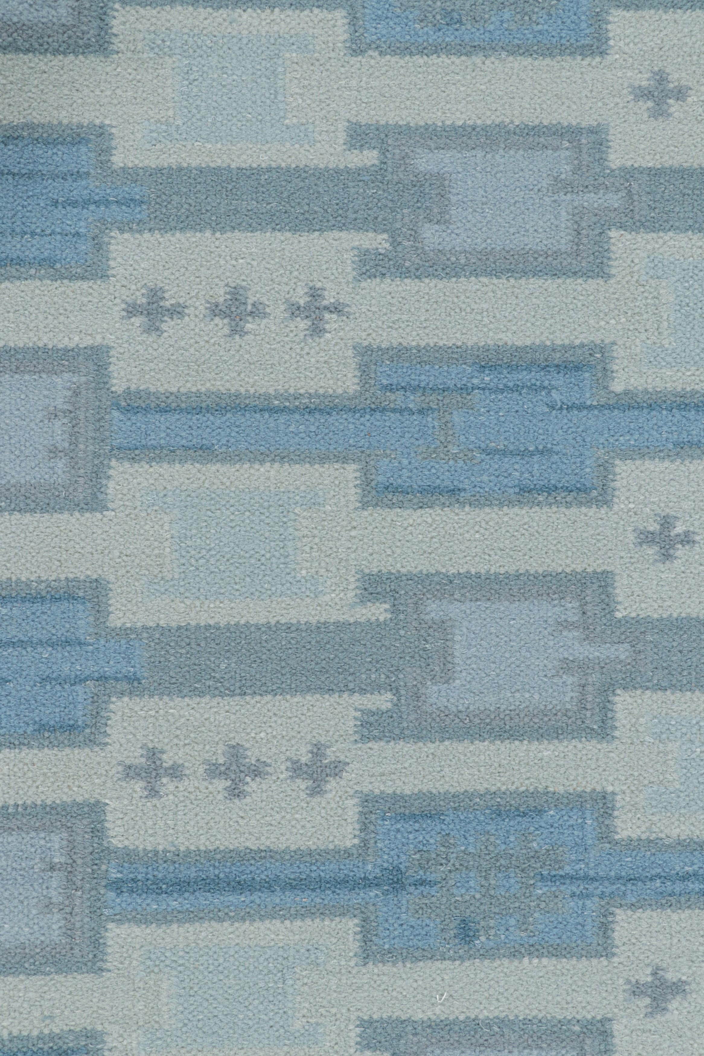 Moderne Tapis de style scandinave à motifs géométriques bleus de Rug & Kilim en vente