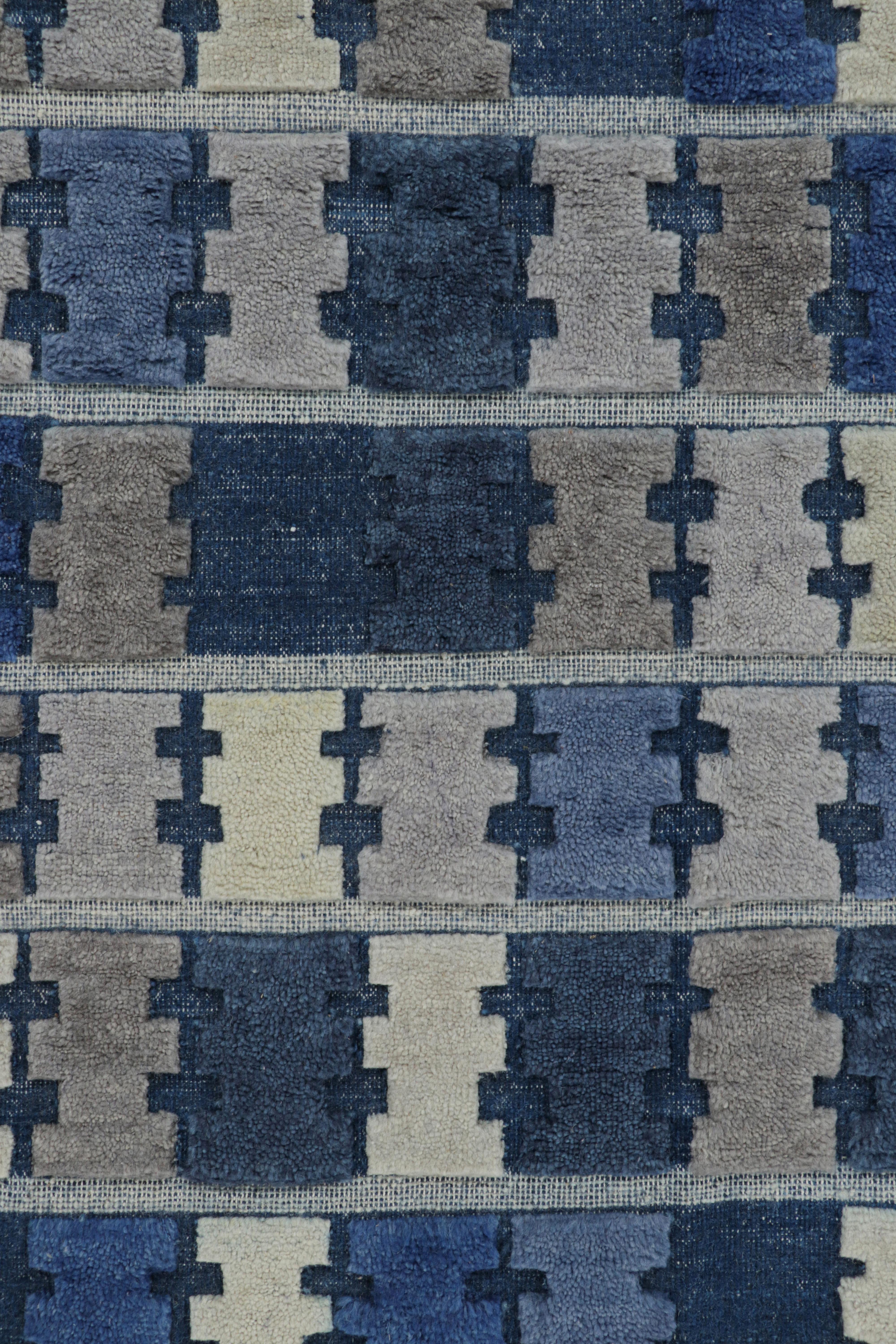 Rug & Kilim's Teppich im skandinavischen Stil mit blauem, grauem und cremefarbenem geometrischem Muster (Moderne) im Angebot