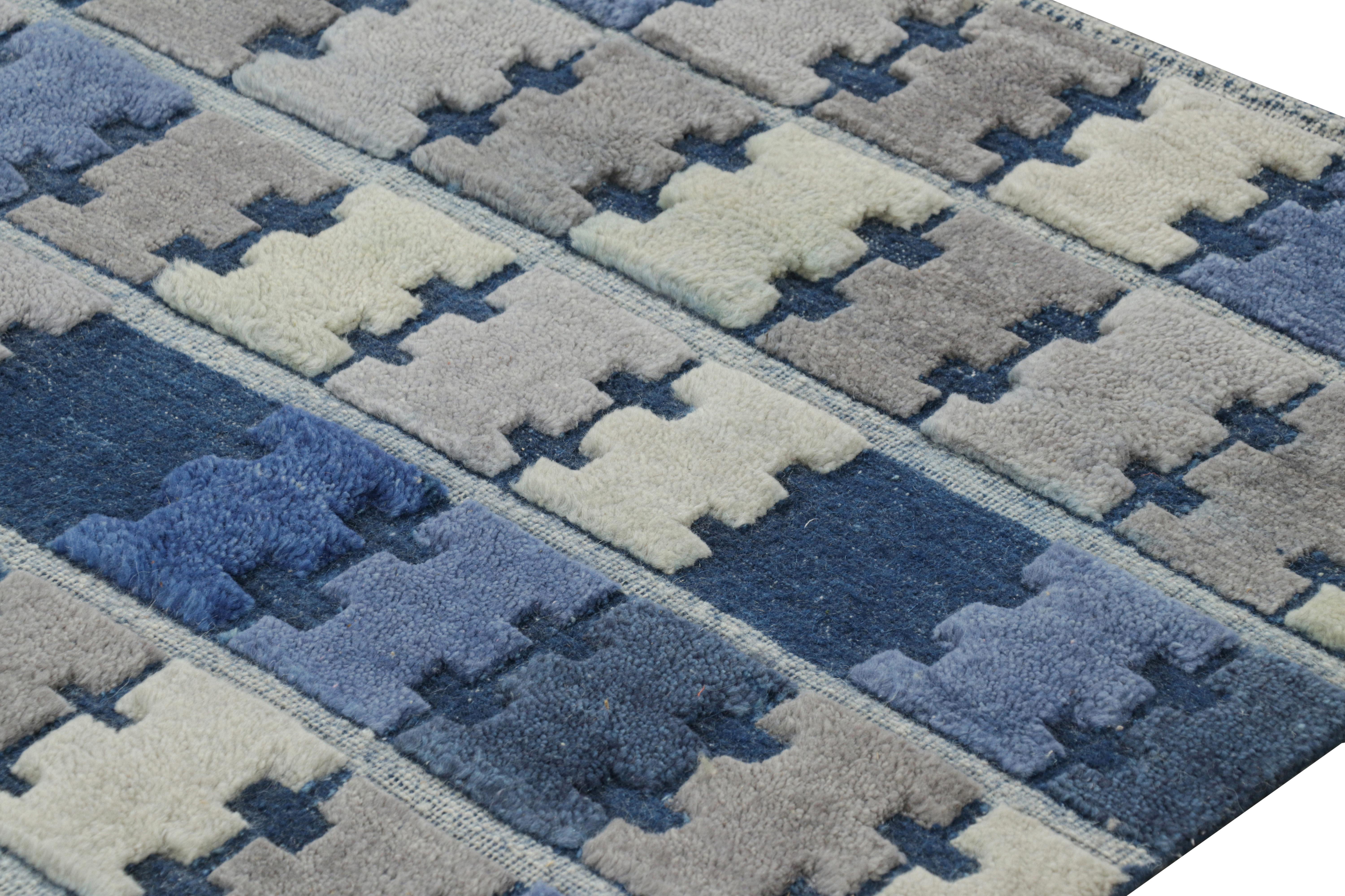 Rug & Kilim's Teppich im skandinavischen Stil mit blauem, grauem und cremefarbenem geometrischem Muster im Zustand „Neu“ im Angebot in Long Island City, NY