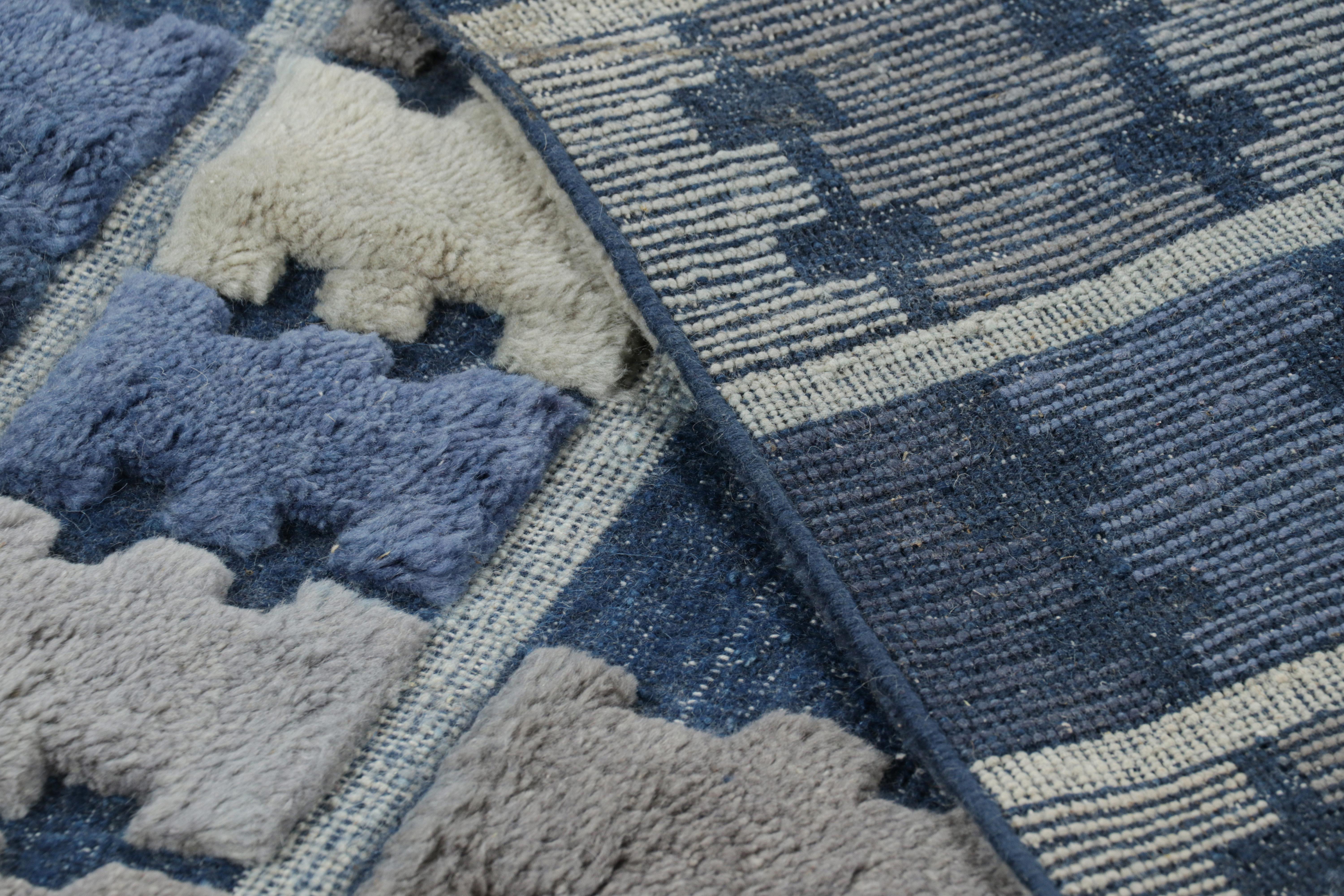 Rug & Kilim's Teppich im skandinavischen Stil mit blauem, grauem und cremefarbenem geometrischem Muster (21. Jahrhundert und zeitgenössisch) im Angebot