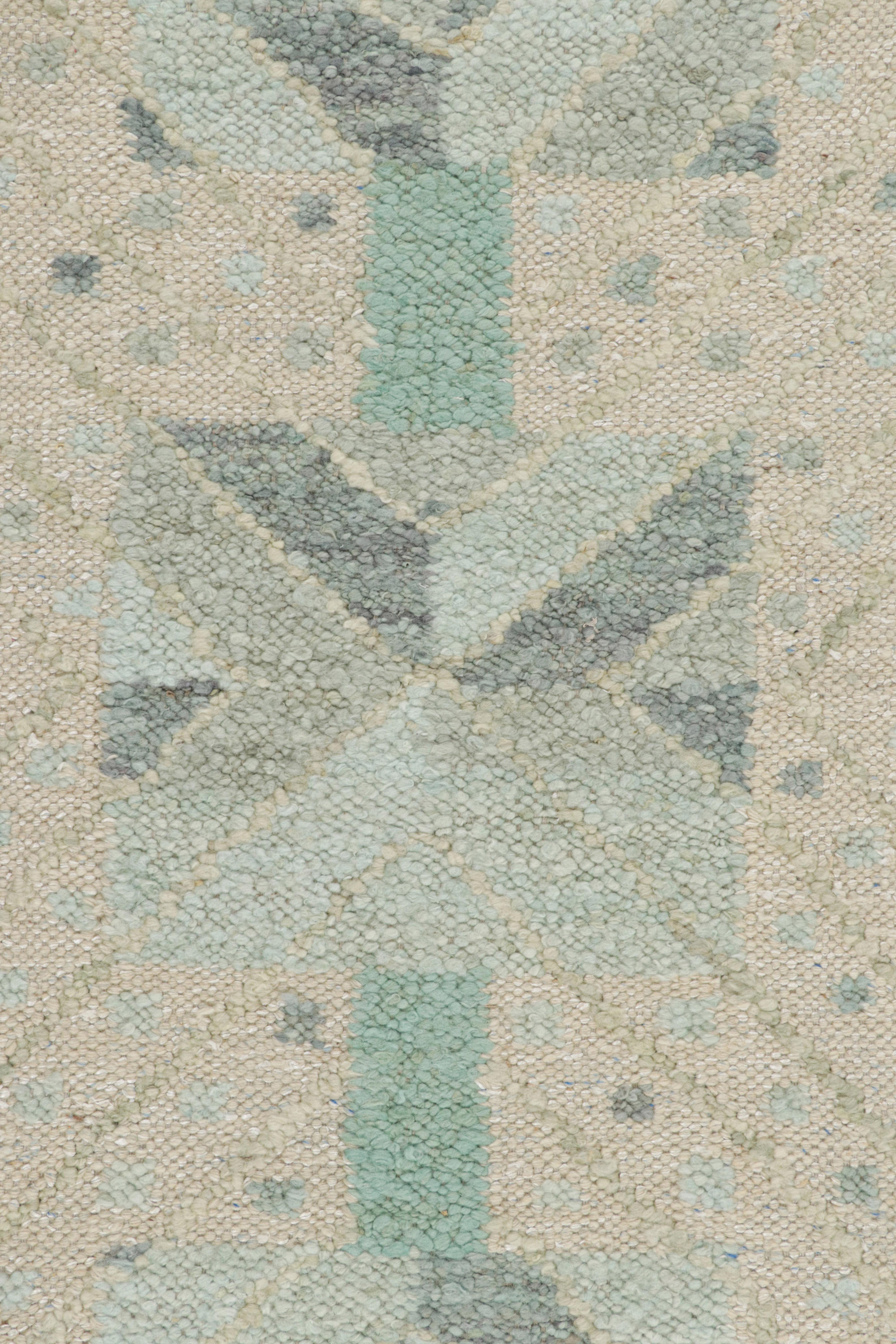 Moderno Rug & Kilim è un tappeto in stile scandinavo con colori blu, turchese e bianco sporco. in vendita