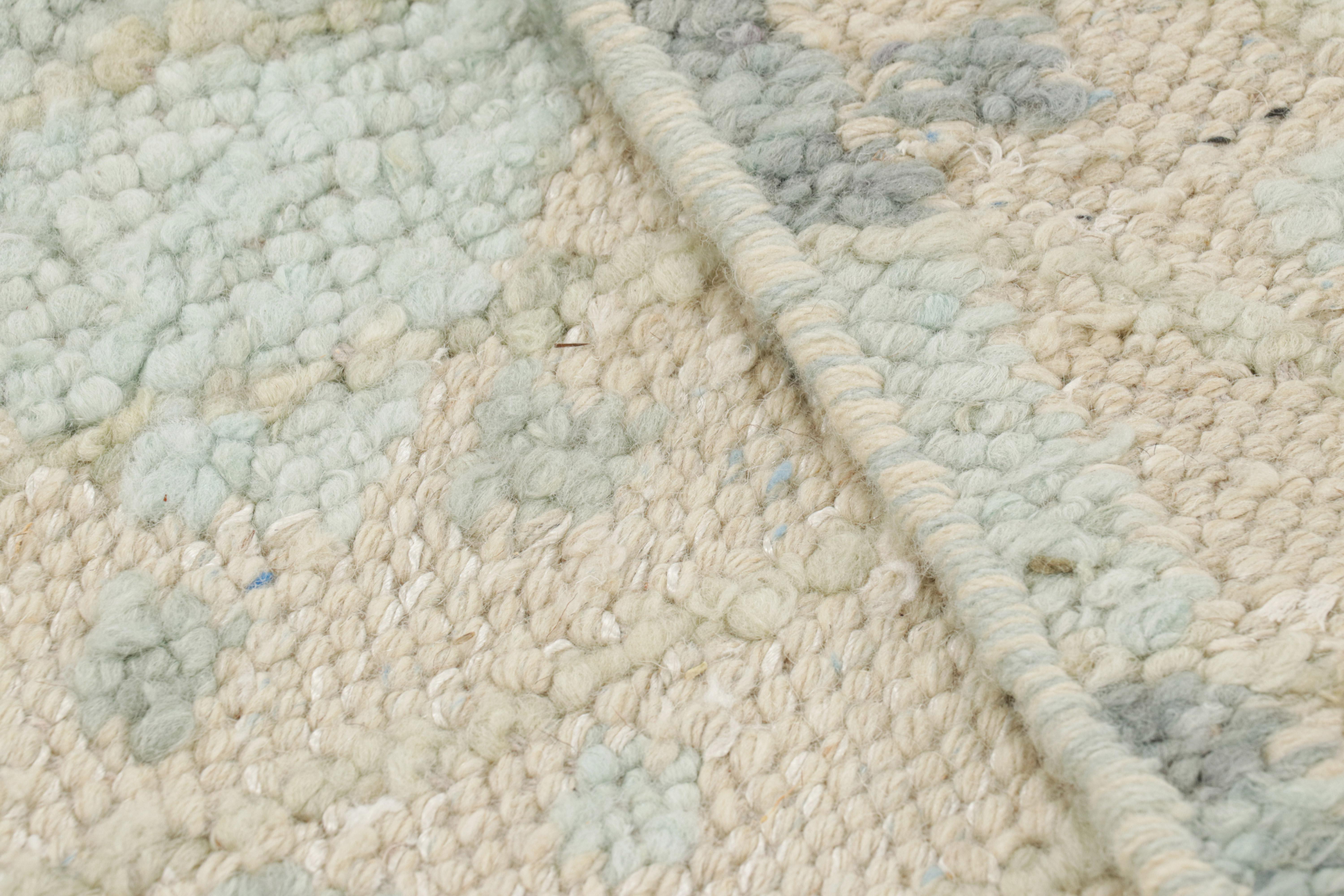 XXI secolo e contemporaneo Rug & Kilim è un tappeto in stile scandinavo con colori blu, turchese e bianco sporco. in vendita