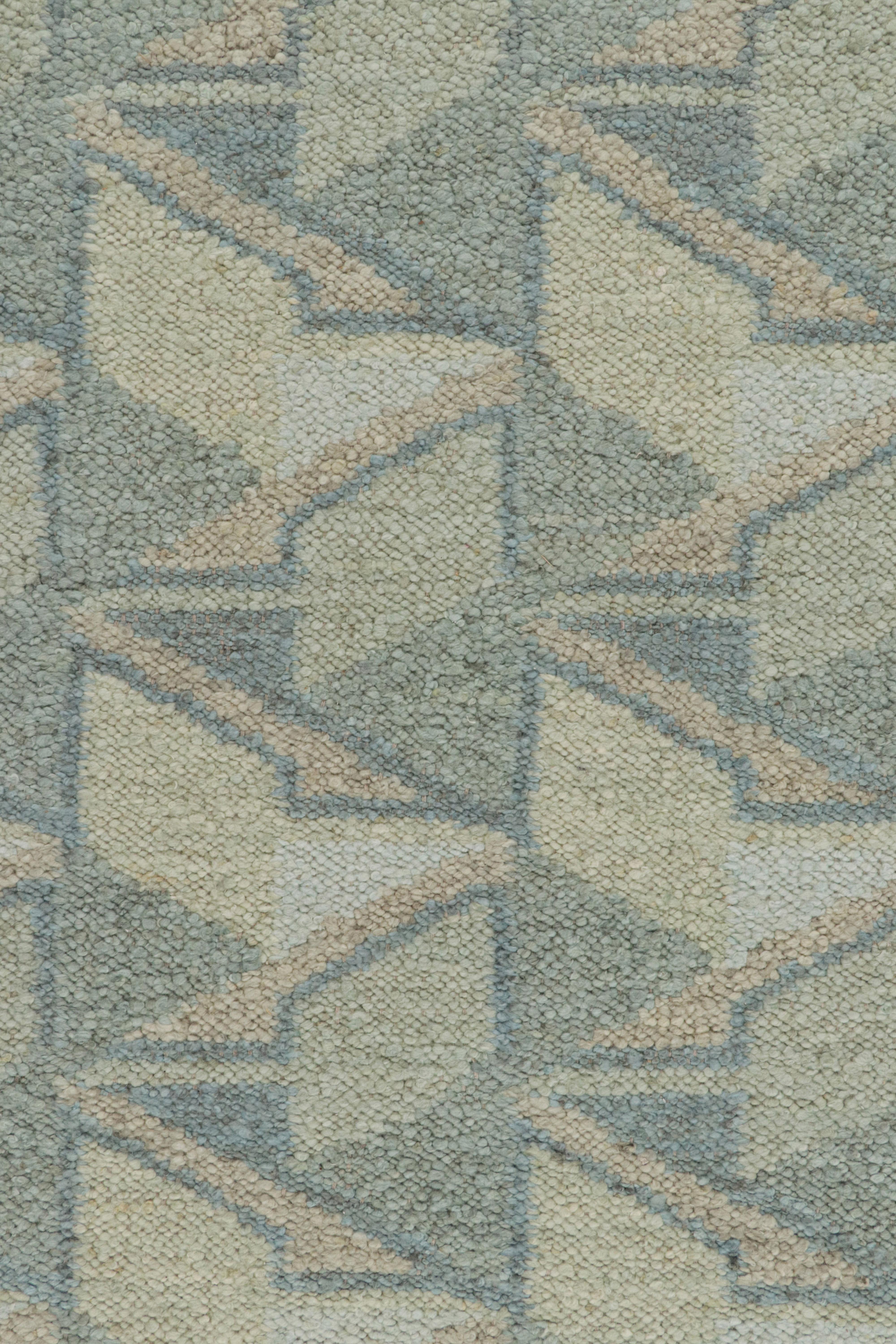 Rug & Kilim's Teppich im skandinavischen Stil mit geometrischem Muster in Blau, Weiß und Creme (Moderne) im Angebot