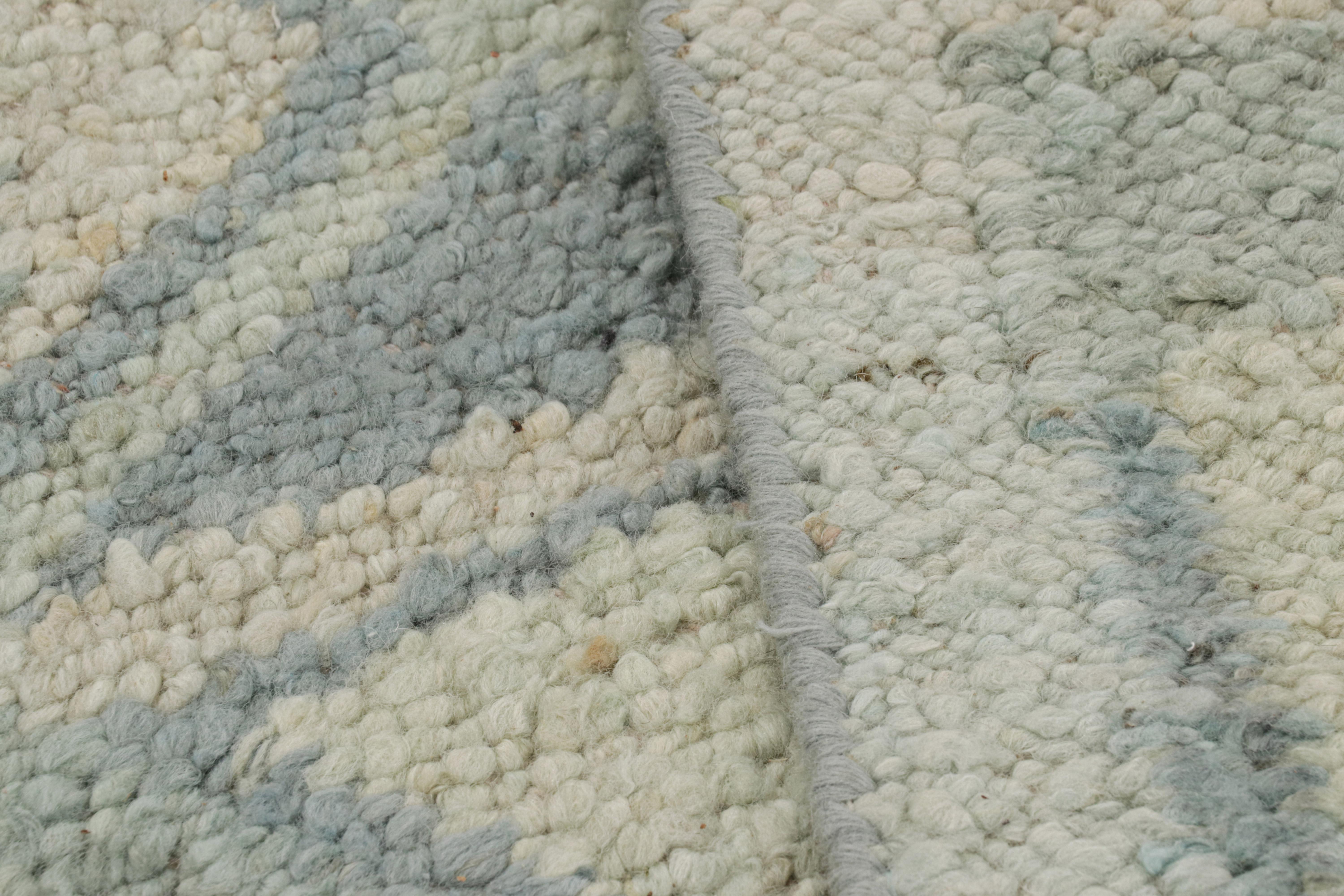 Rug & Kilim's Teppich im skandinavischen Stil mit geometrischem Muster in Blau, Weiß und Creme (21. Jahrhundert und zeitgenössisch) im Angebot