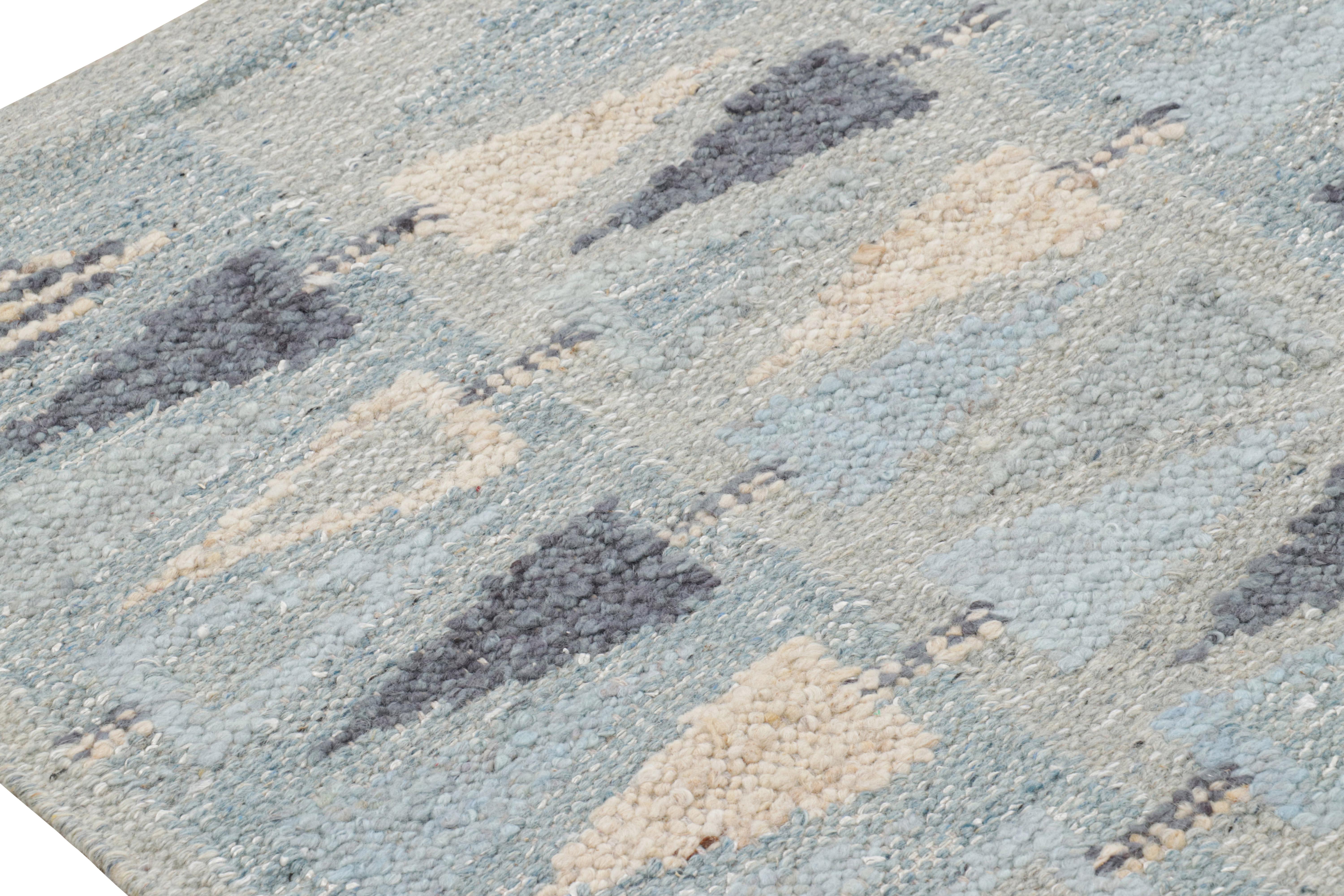 Rug & Kilim's Teppich im skandinavischen Stil mit blauem, weißem und grauem geometrischem Muster im Zustand „Neu“ im Angebot in Long Island City, NY