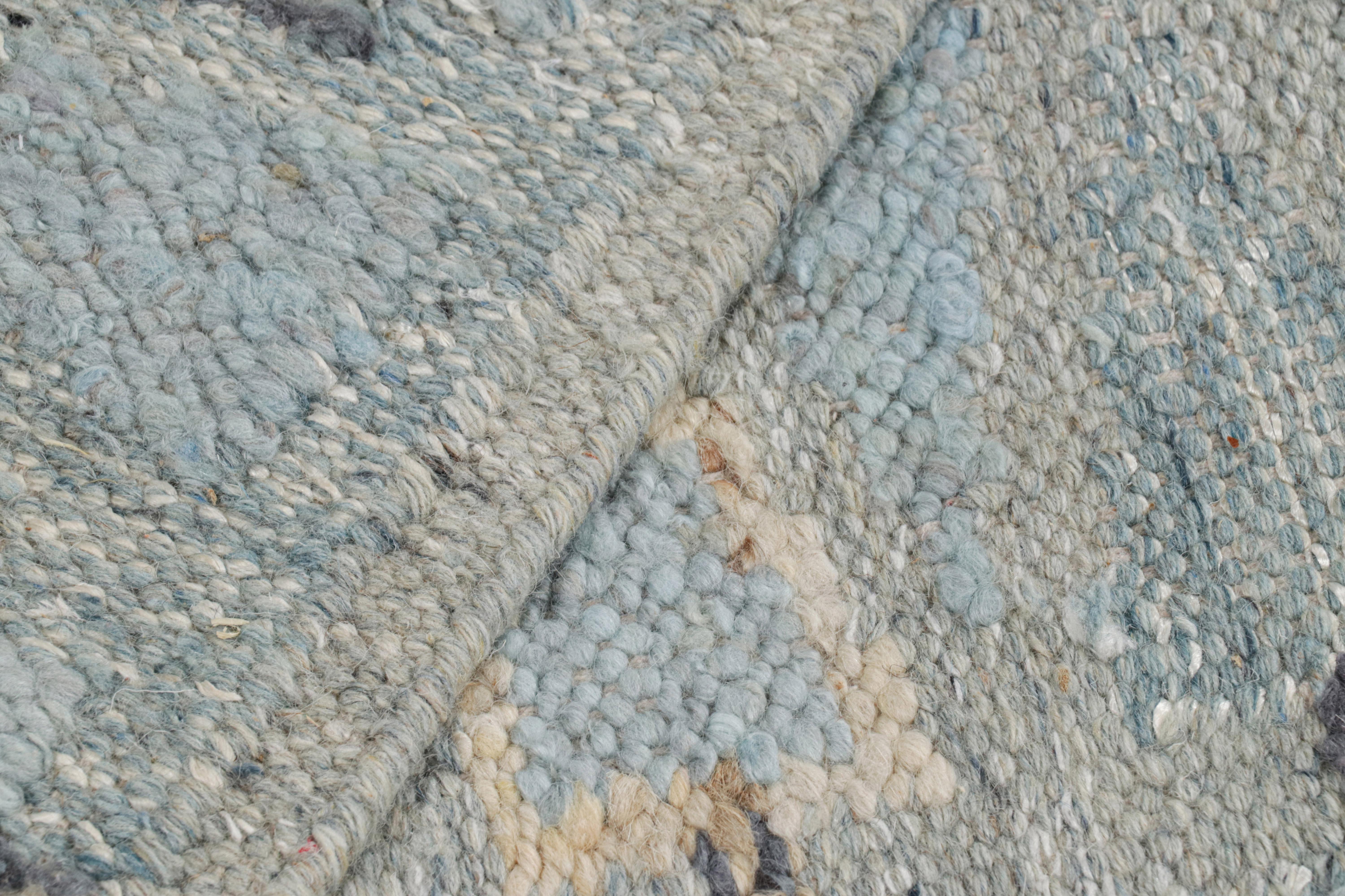 Rug & Kilim's Teppich im skandinavischen Stil mit blauem, weißem und grauem geometrischem Muster (21. Jahrhundert und zeitgenössisch) im Angebot