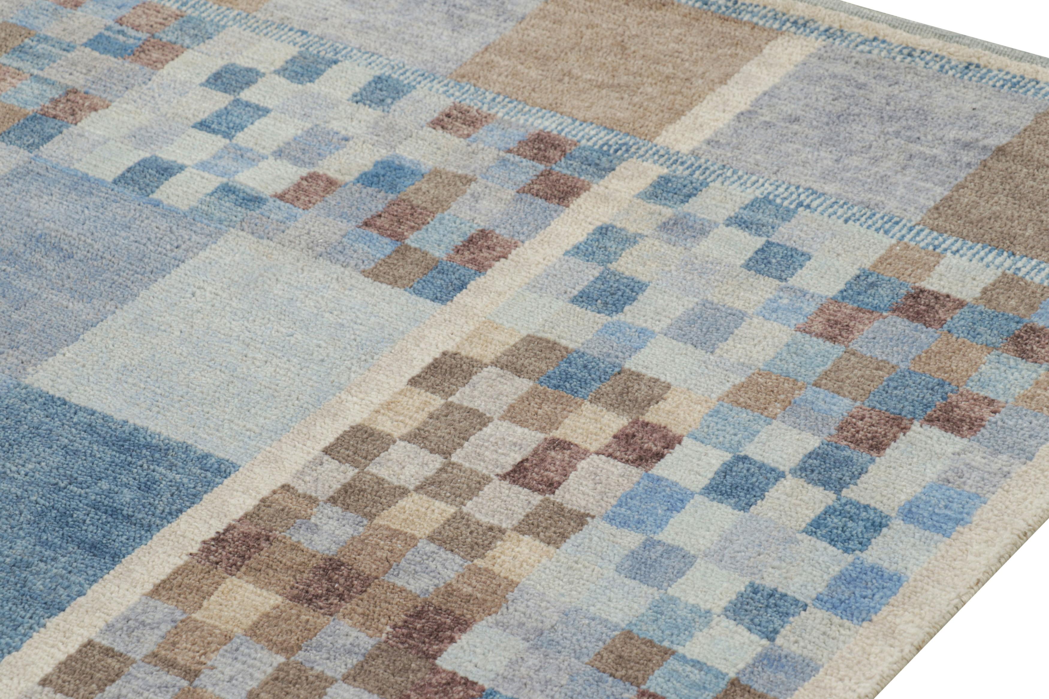 Rug & Kilim's Teppich im skandinavischen Stil mit blauen, weißen und braunen geometrischen Mustern (Moderne) im Angebot