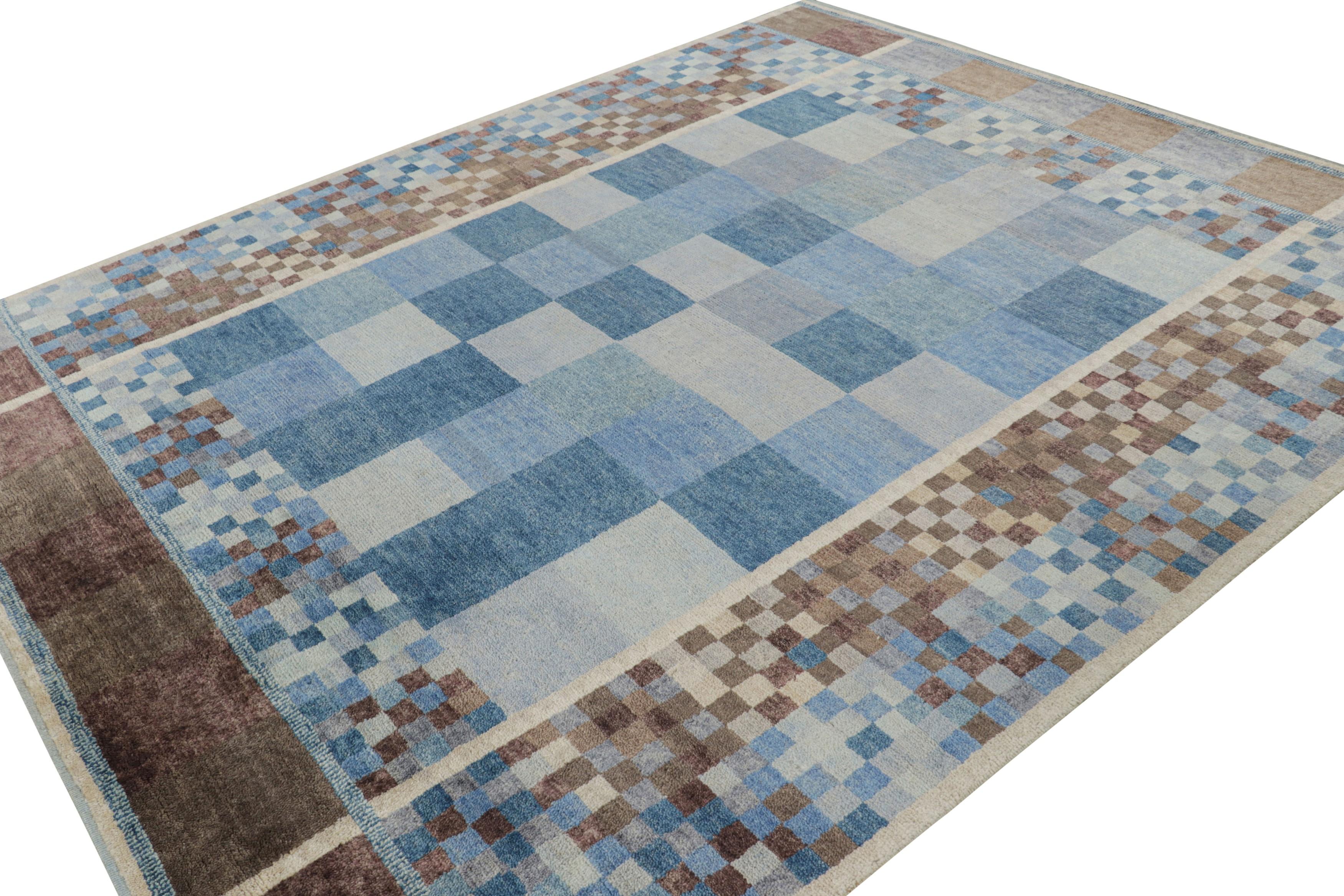 Rug & Kilim's Teppich im skandinavischen Stil mit blauen, weißen und braunen geometrischen Mustern (Indisch) im Angebot