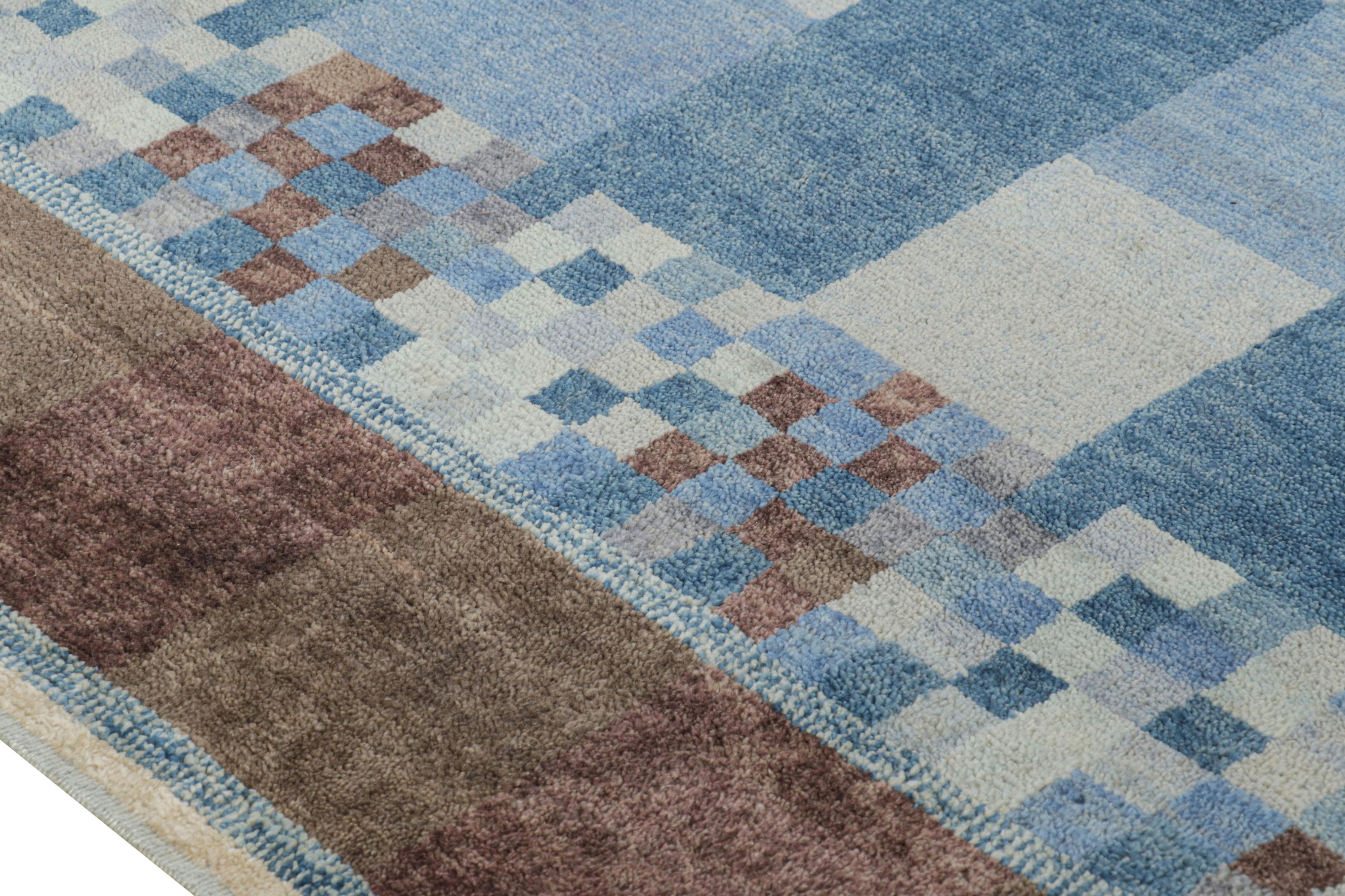 Rug & Kilim's Teppich im skandinavischen Stil mit blauen, weißen und braunen geometrischen Mustern (21. Jahrhundert und zeitgenössisch) im Angebot