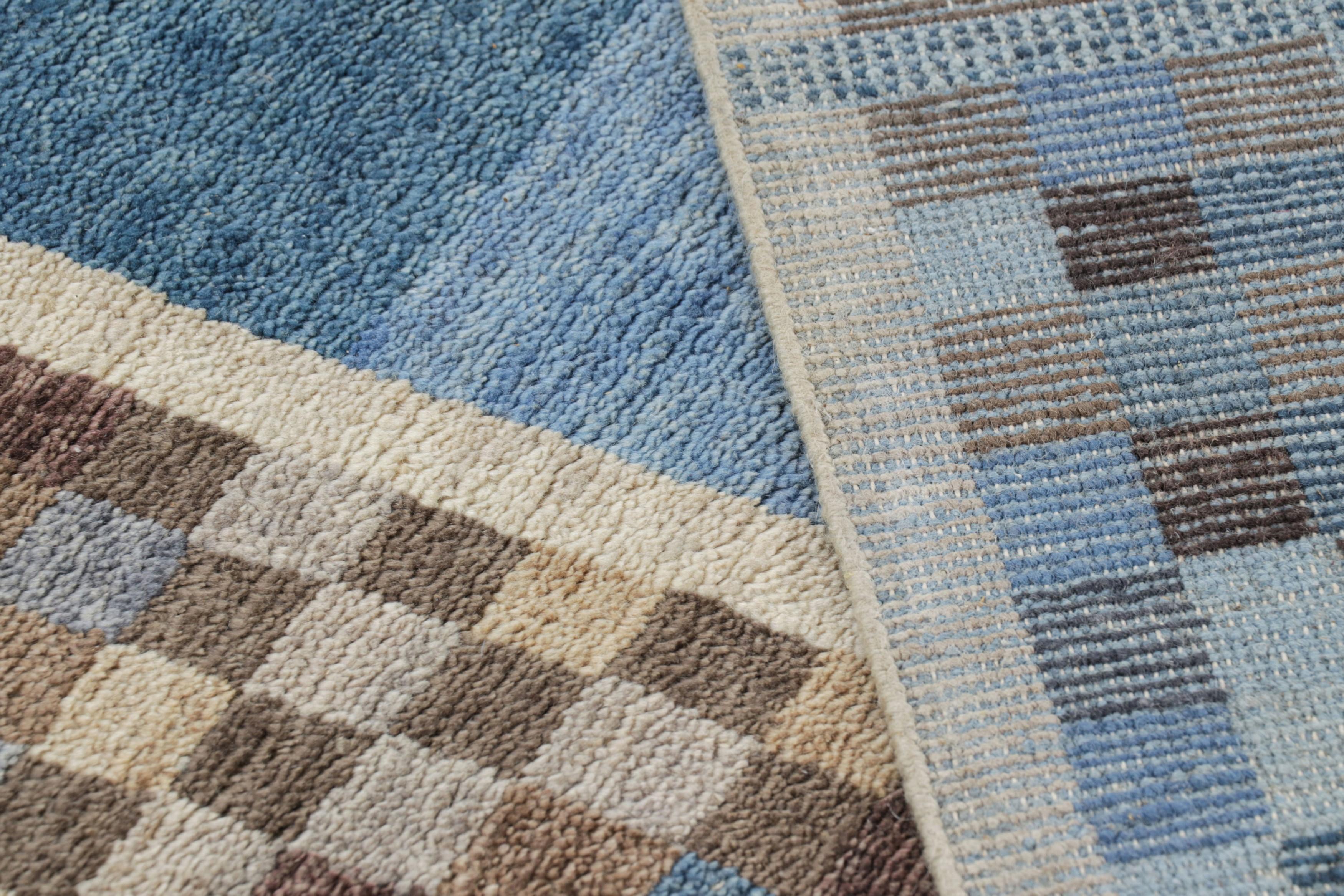 Rug & Kilim's Teppich im skandinavischen Stil mit blauen, weißen und braunen geometrischen Mustern (Wolle) im Angebot