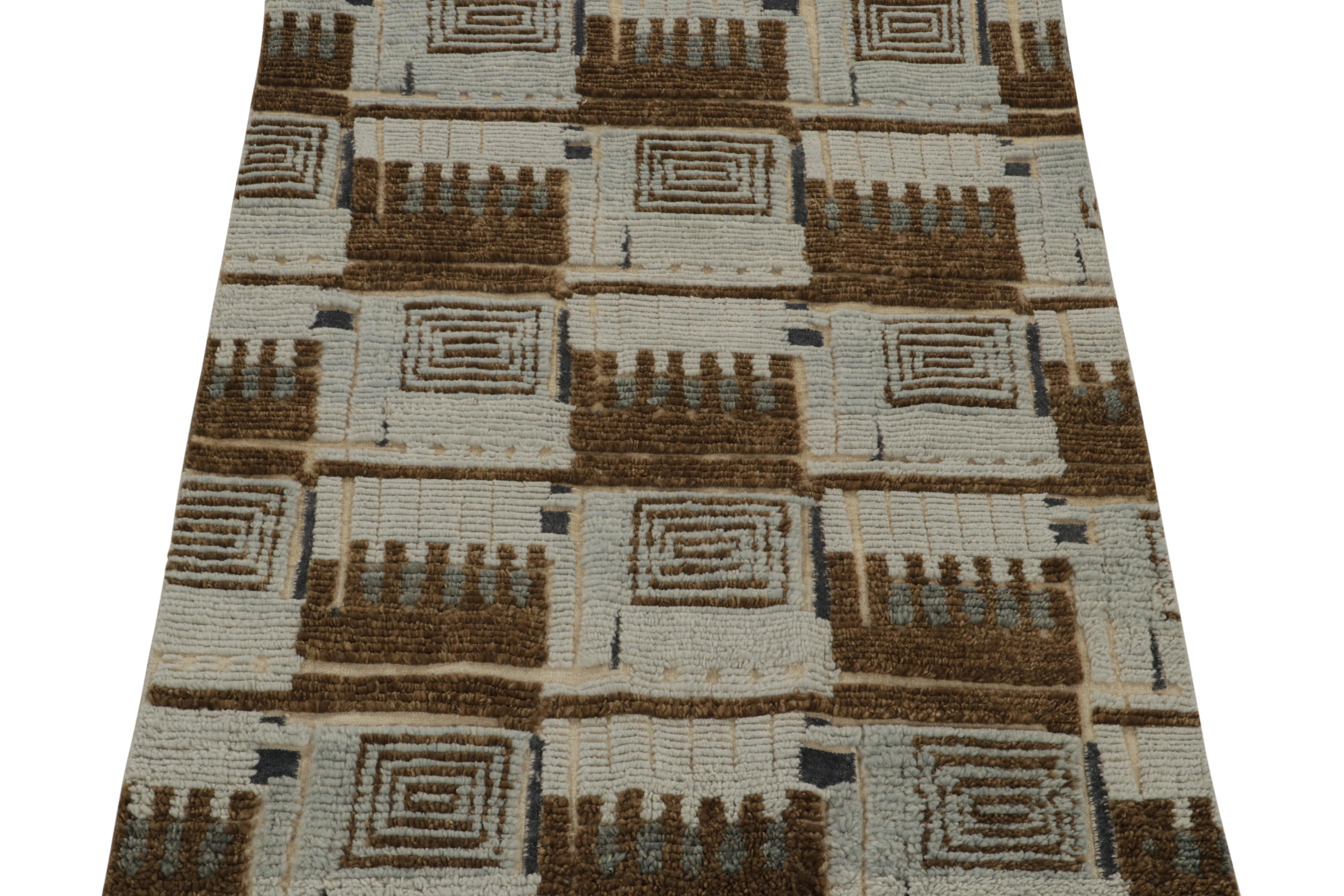 Rug & Kilim's Teppich im skandinavischen Stil mit braunen und blauen geometrischen Mustern (Skandinavische Moderne) im Angebot