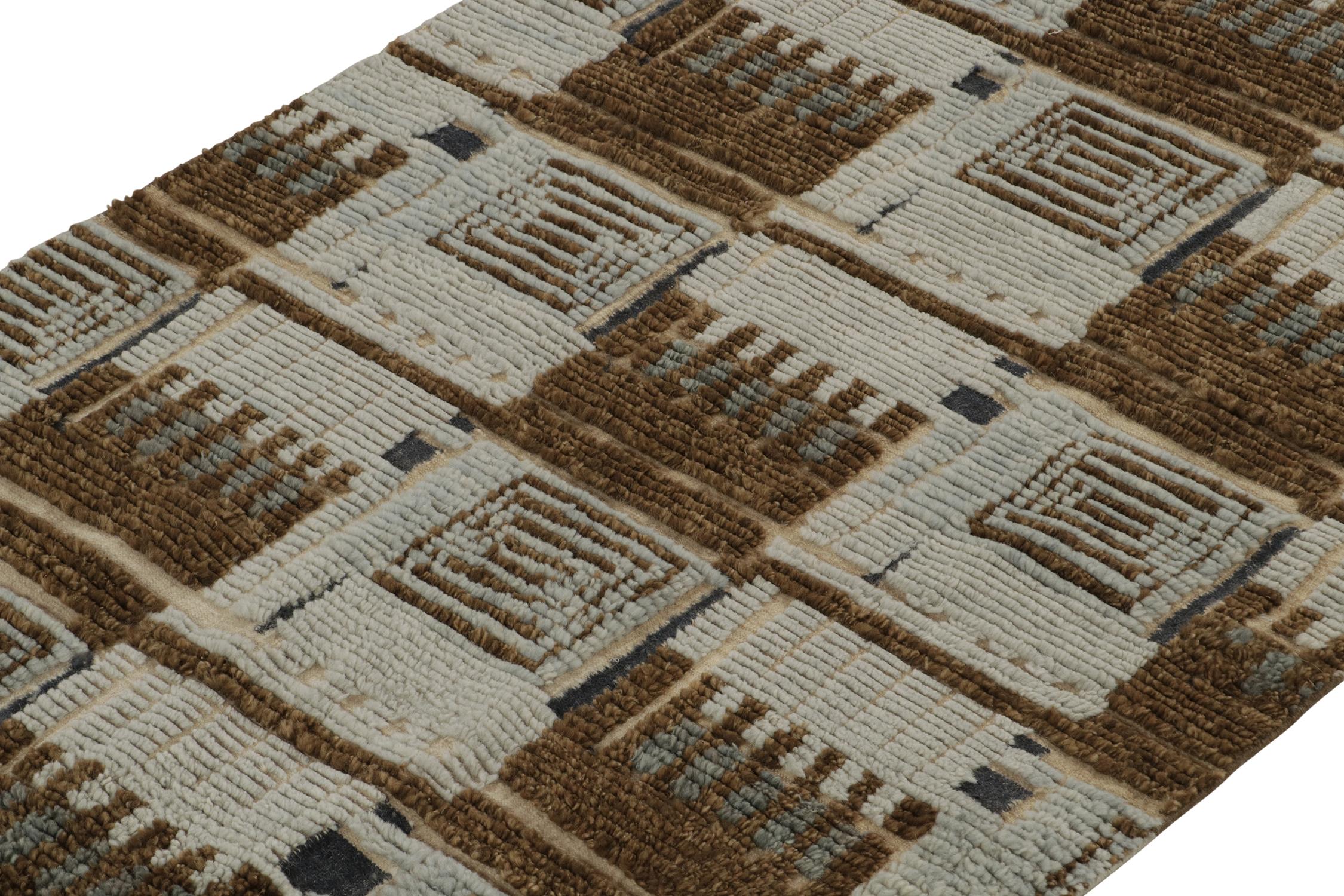 Rug & Kilim's Teppich im skandinavischen Stil mit braunen und blauen geometrischen Mustern (Indisch) im Angebot