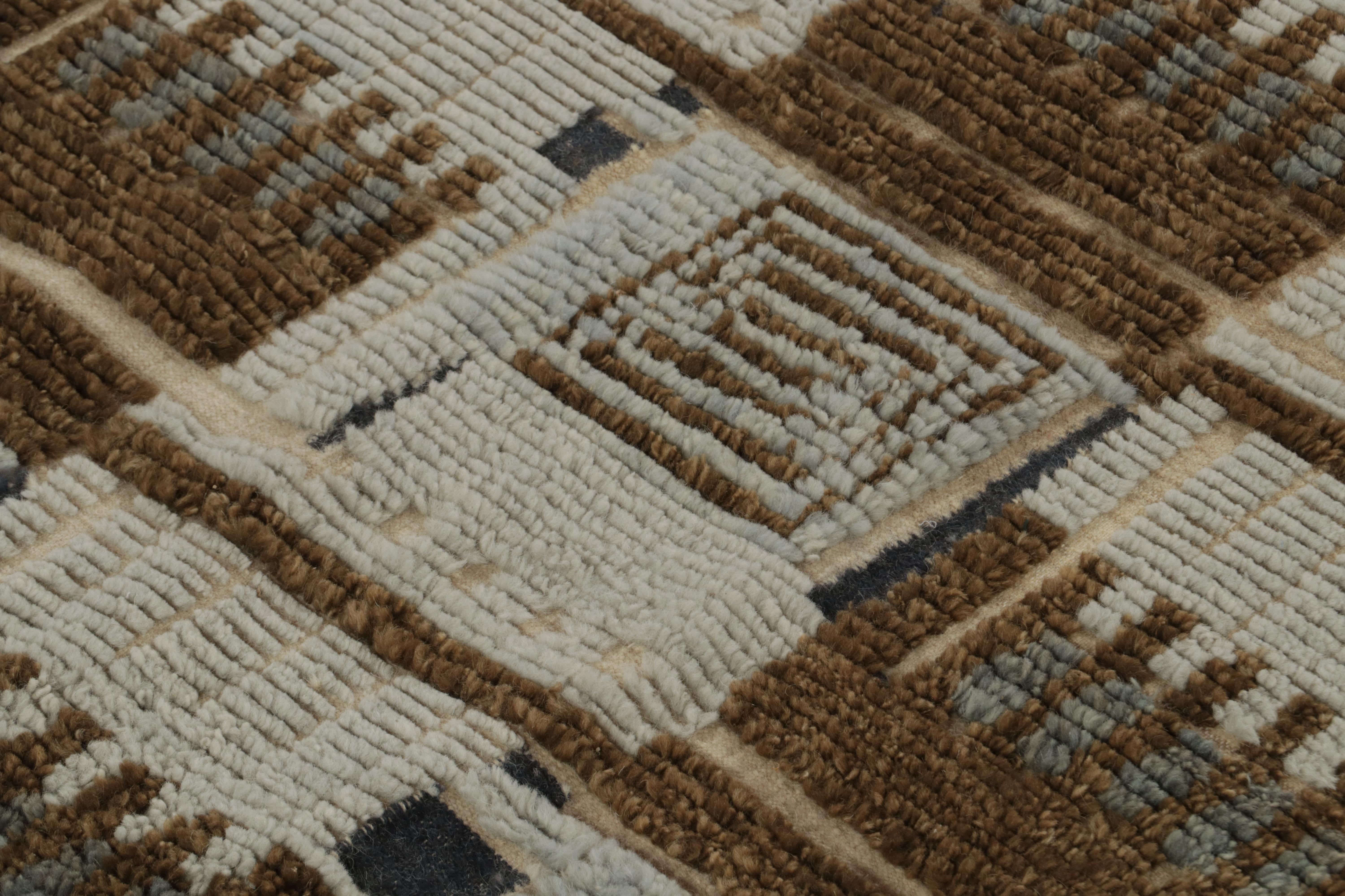Rug & Kilim's Teppich im skandinavischen Stil mit braunen und blauen geometrischen Mustern (Handgeknüpft) im Angebot