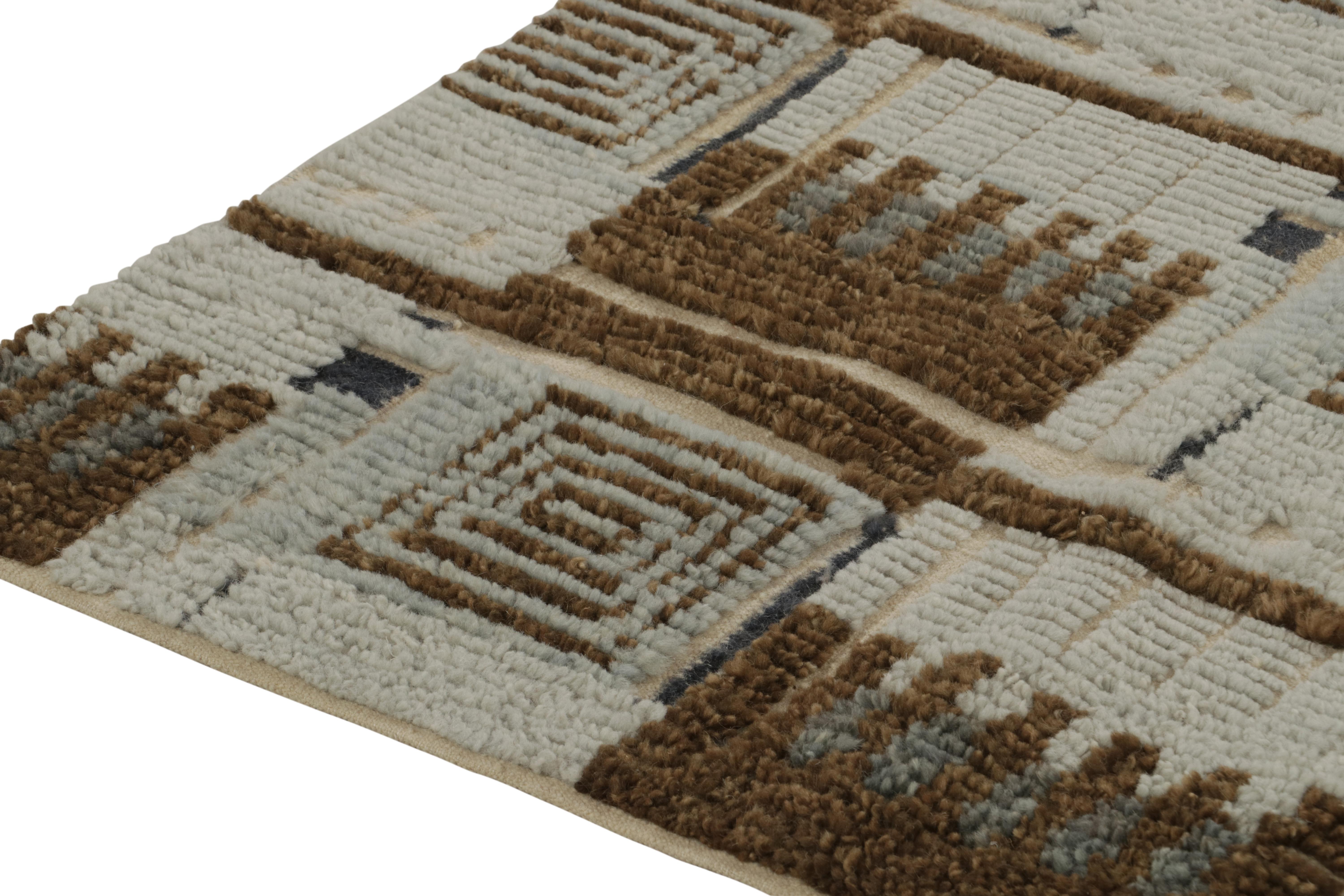 Rug & Kilim's Teppich im skandinavischen Stil mit braunen und blauen geometrischen Mustern im Zustand „Neu“ im Angebot in Long Island City, NY