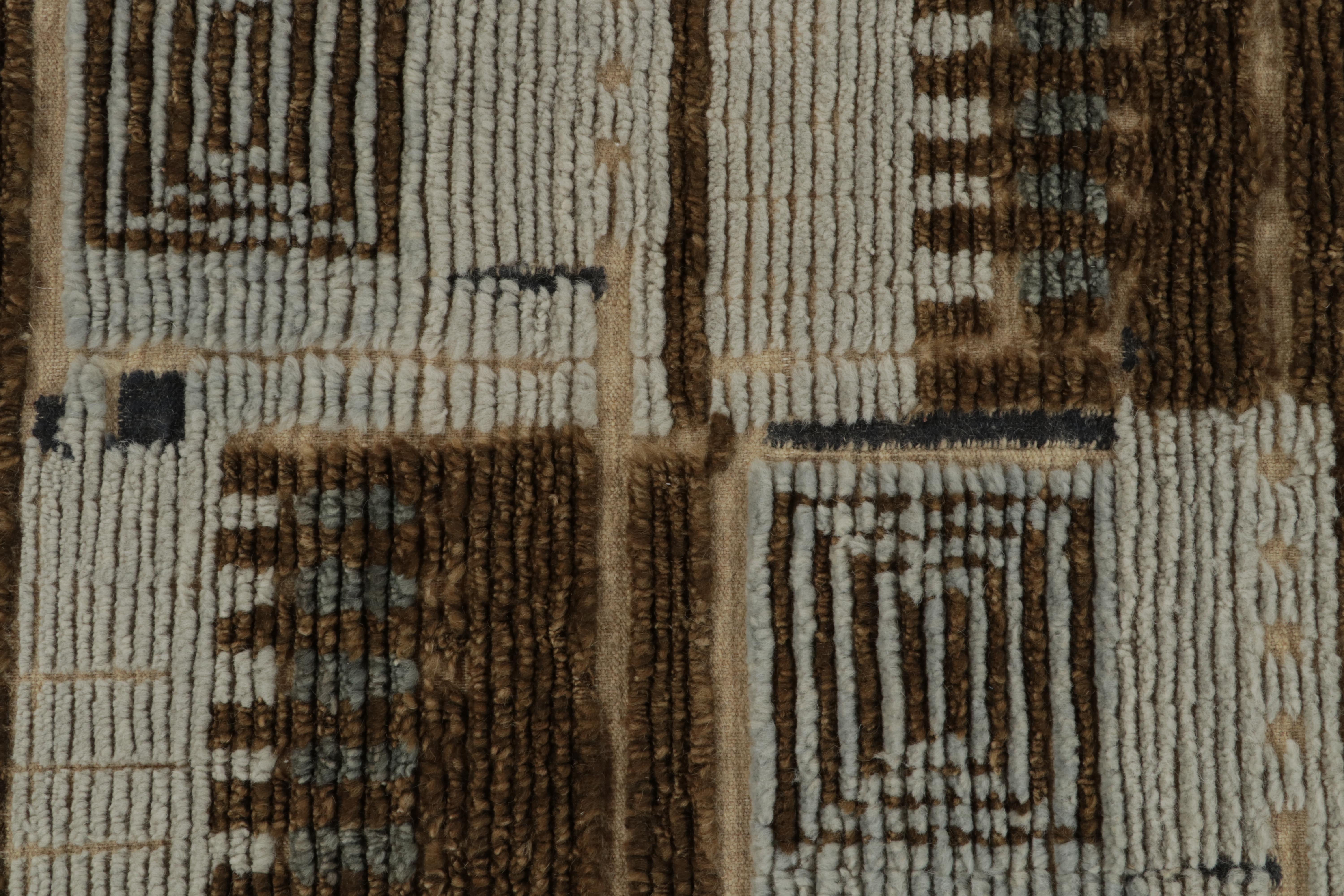 Rug & Kilim's Teppich im skandinavischen Stil mit braunen und blauen geometrischen Mustern (21. Jahrhundert und zeitgenössisch) im Angebot