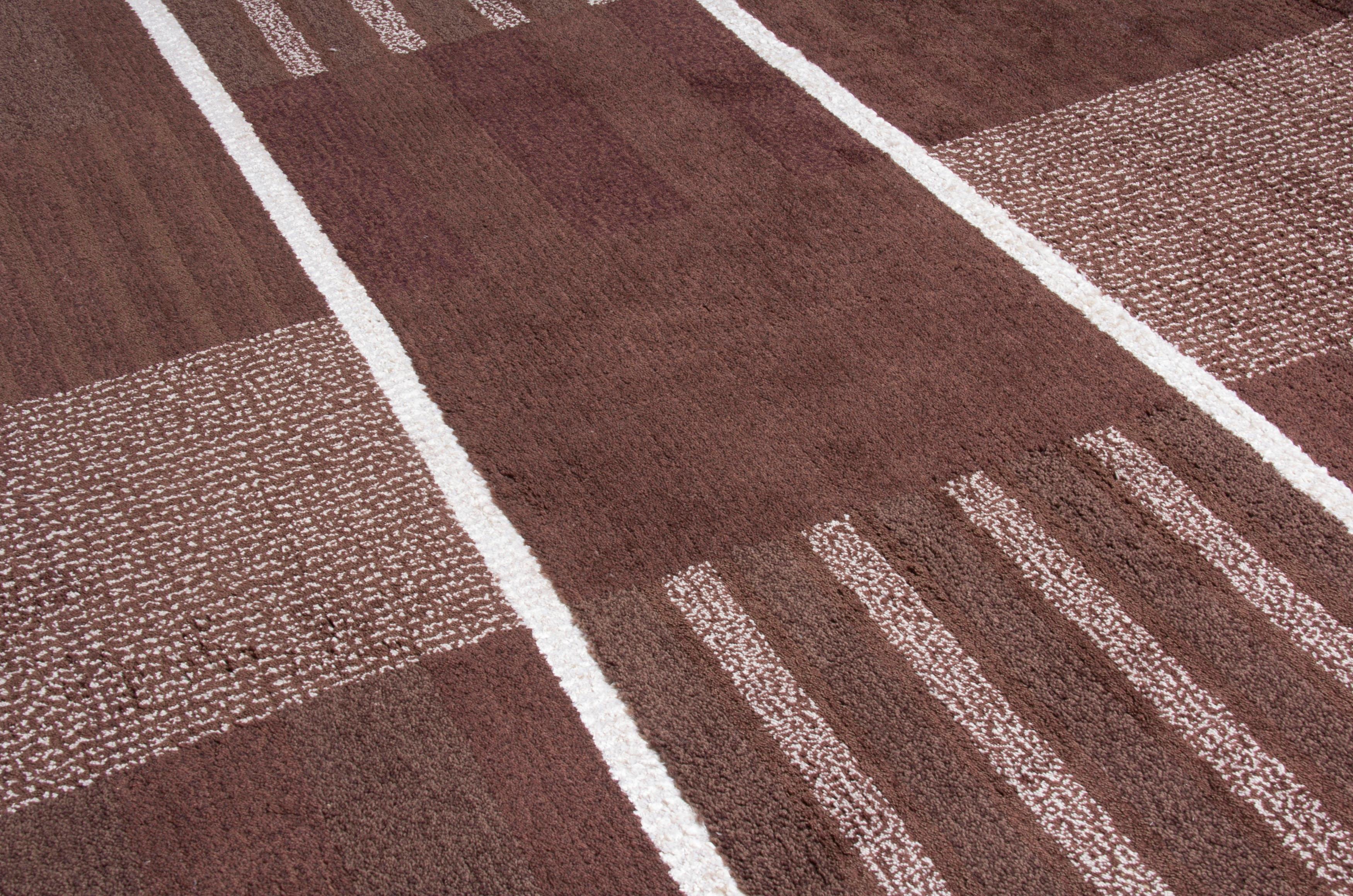 Dieser handgeknüpfte Wollteppich im Format 9x12 ist eine aufregende neue Ergänzung der skandinavischen Teppichkollektion von Rug & Kilim - eine zeitgenössische Neuinterpretation des schwedischen Minimalismus und der Vintage-Teppiche und Textilien