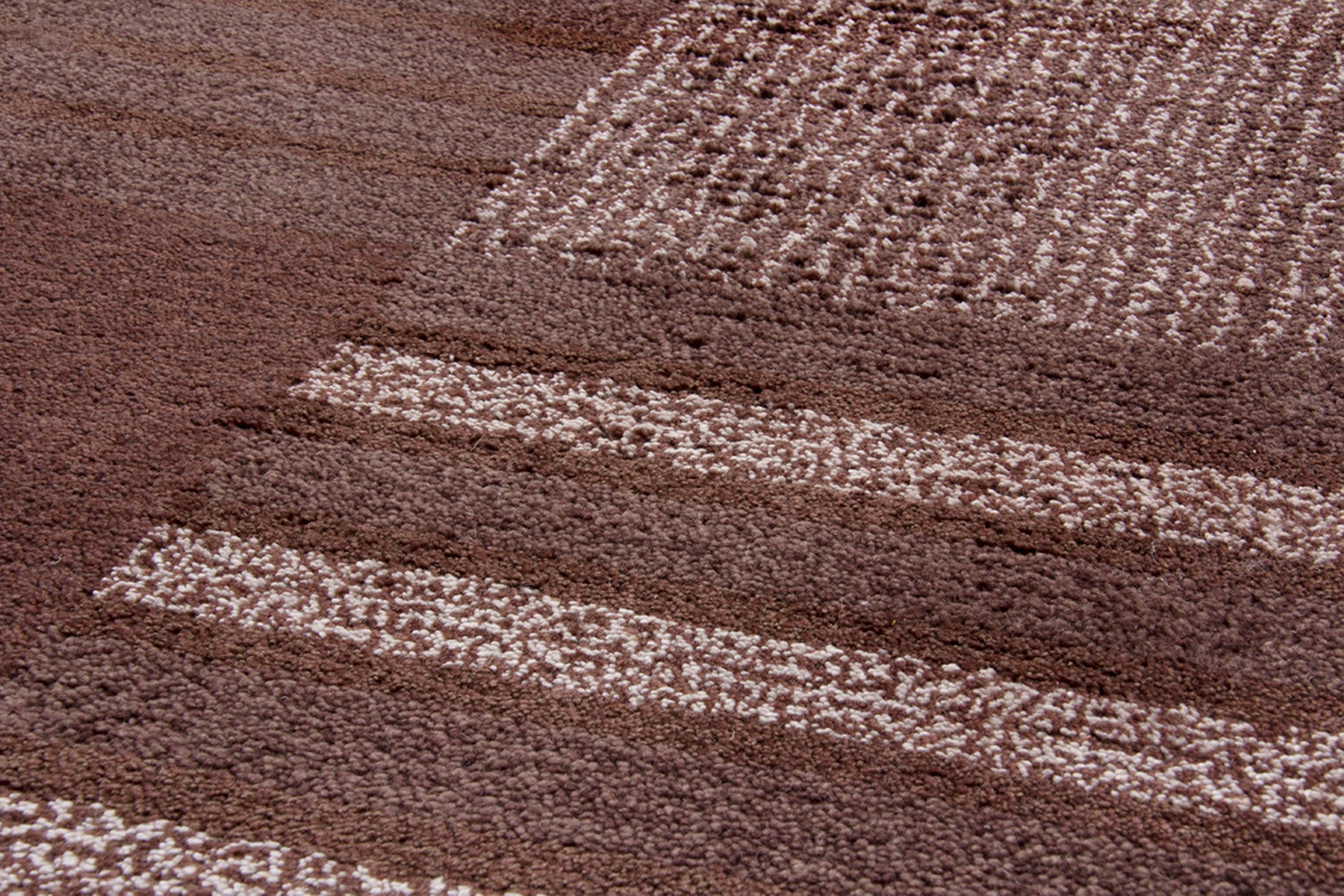 Scandinavo moderno Tappeto in stile scandinavo Rug & Kilim con motivi geometrici marroni e crema in vendita